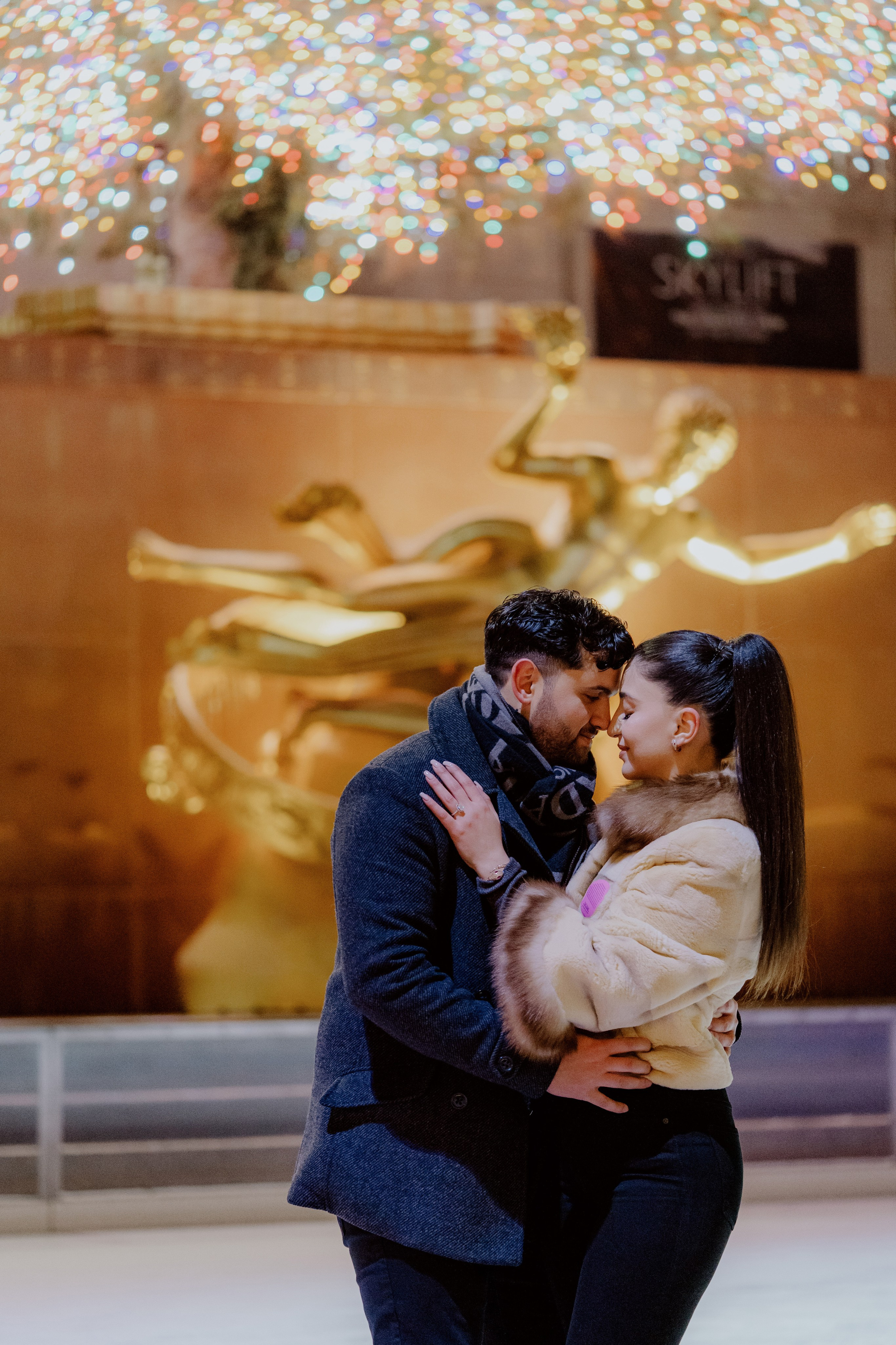 Proposal at Rockefeller Center Ice Rink. Videographer and photographer in New York // MAKAROV.VIDEO