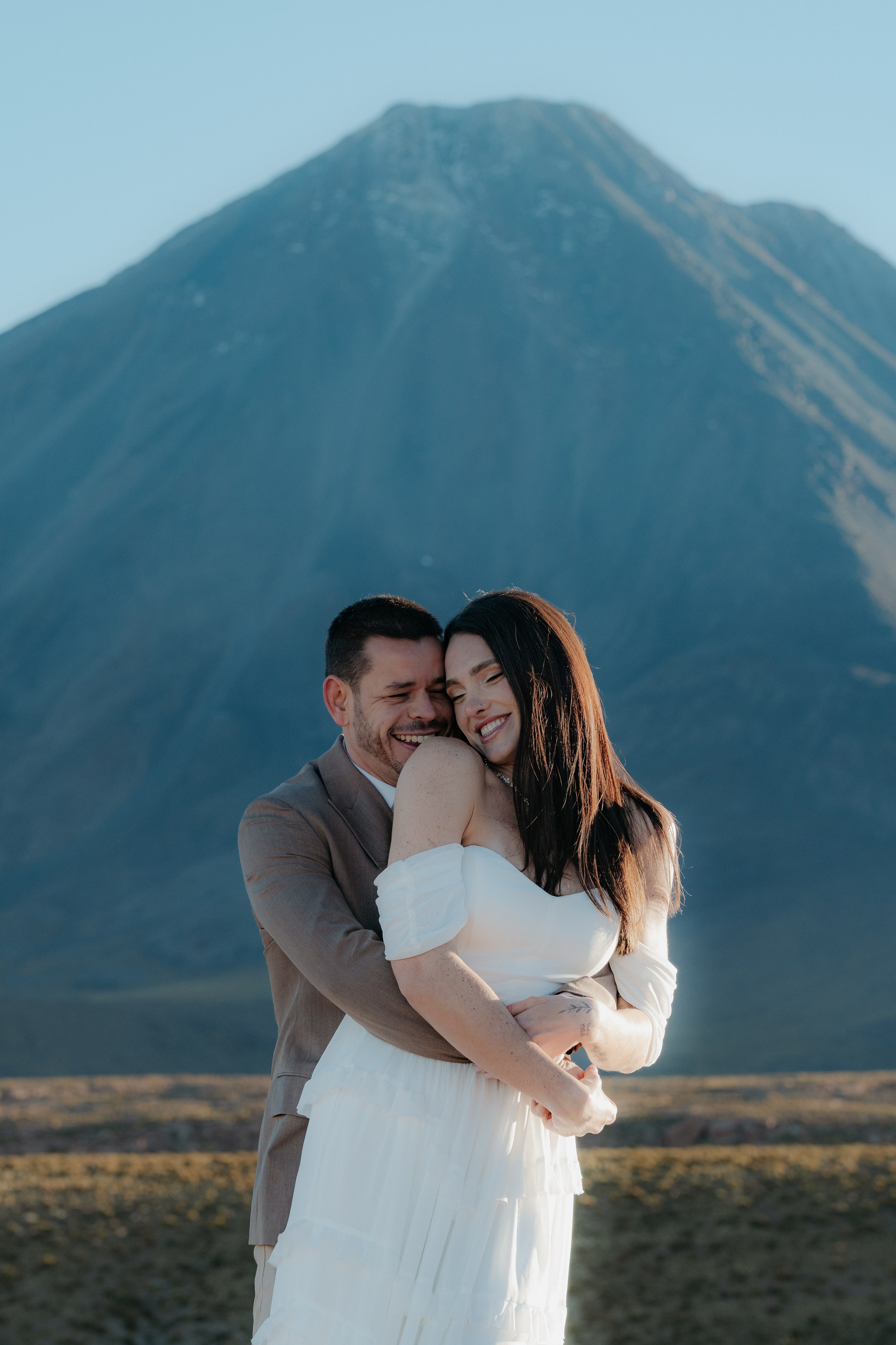 Pre-wedding no mirante do vulcão Licancabur. Photographer in San Pedro de Atacama