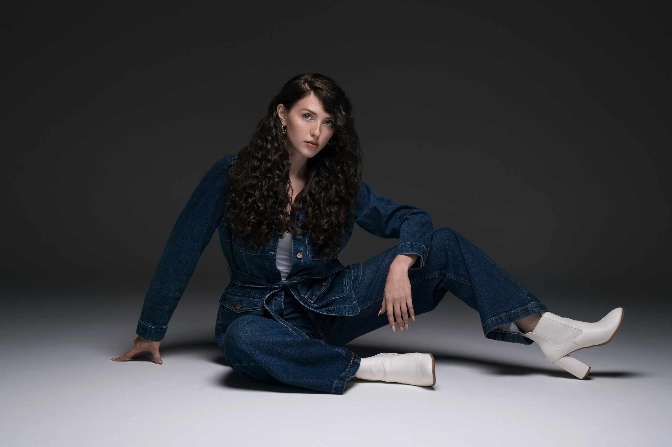 Elegant female fashion portrait in studio, soft light and professional retouching for model portfolio.