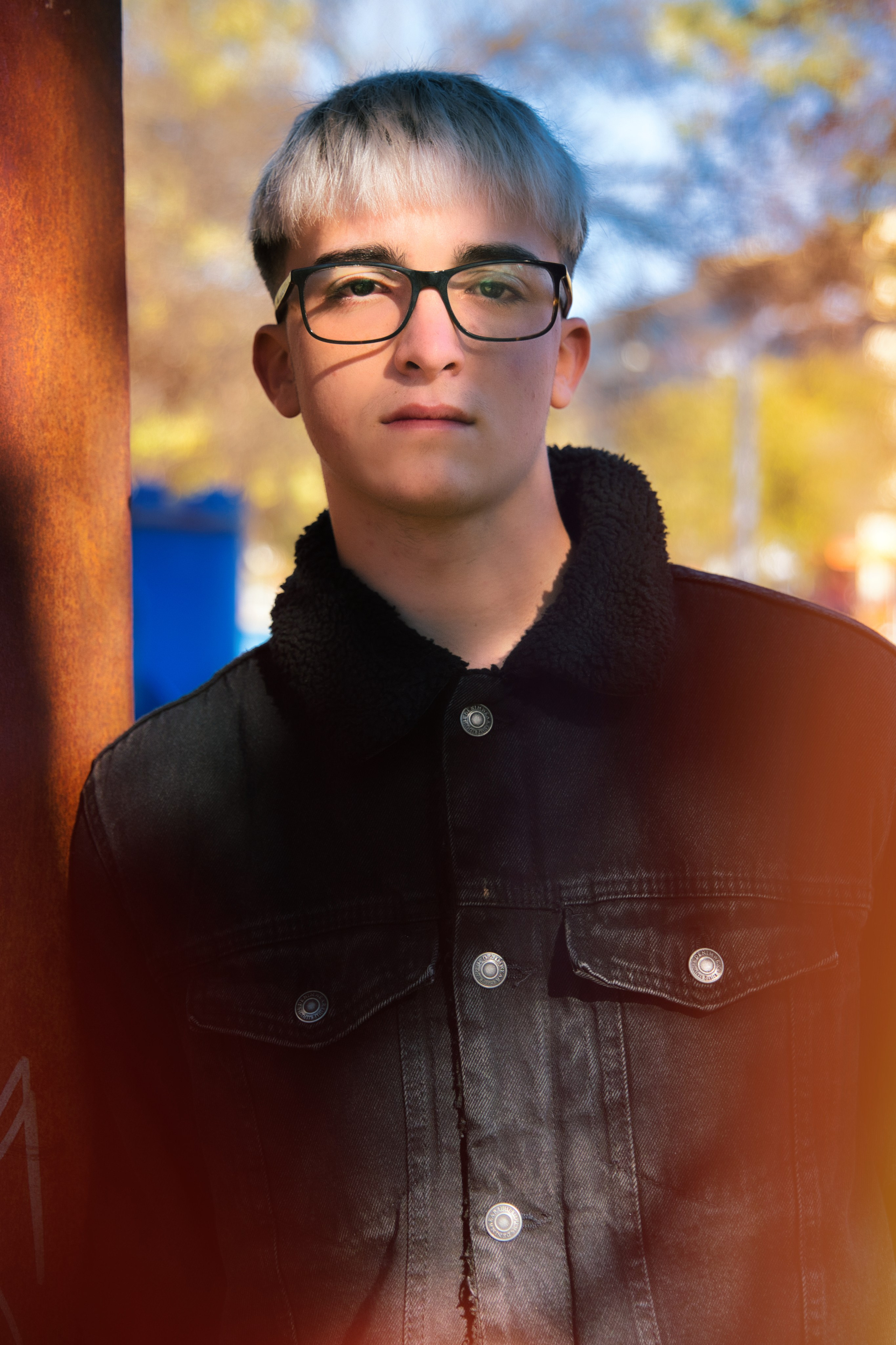 Retrato artístico en exteriores capturado con estilo profesional.