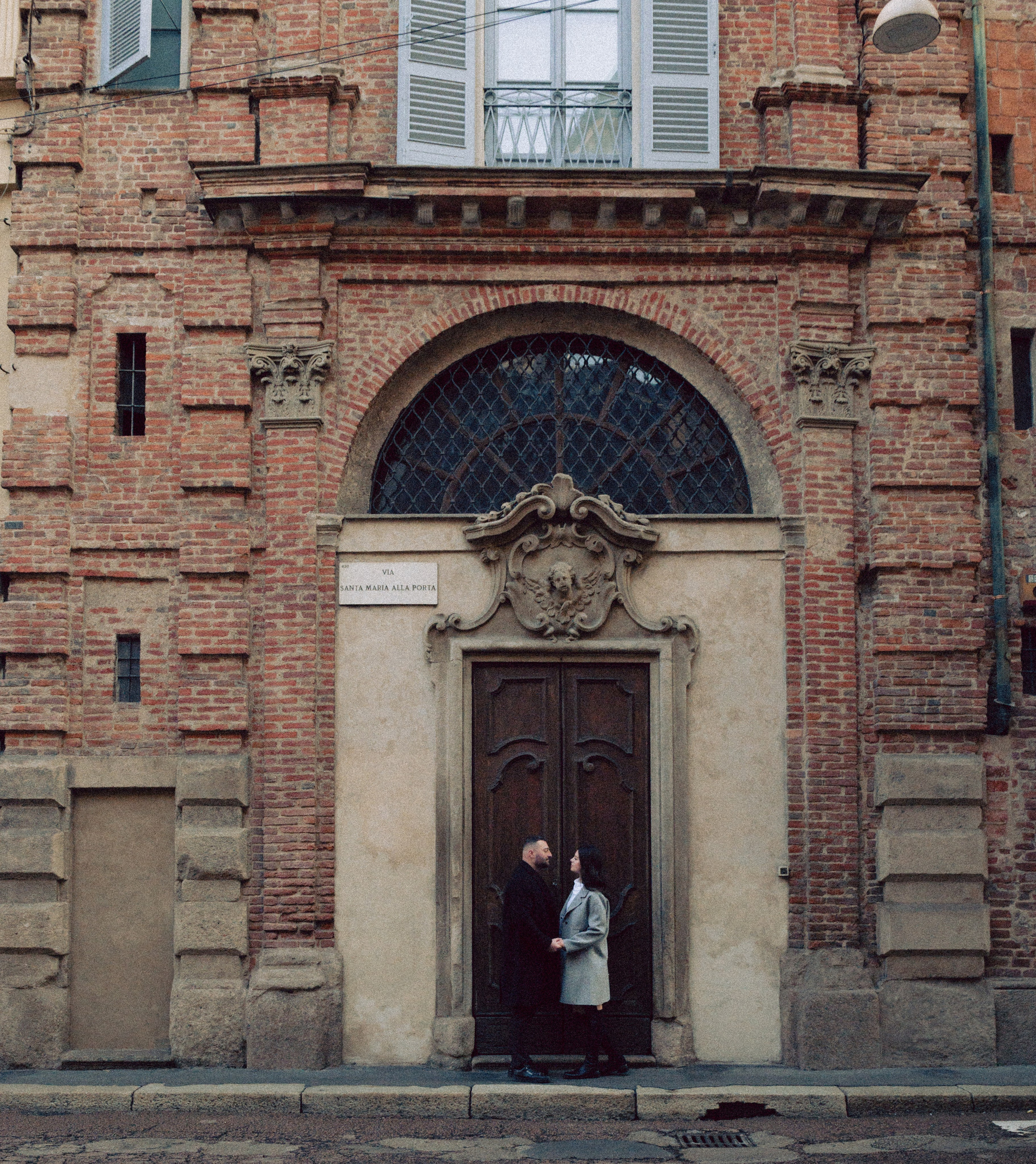 servizio fotografico coppia Milano, coppia innamorata Italia, fotografia naturale di coppia, coppia in movimento Milano, servizio fotografico spontaneo Milano, amore e viaggio Italia, servizio fotografico di coppia Milano, fotografia love story Milano, coppia romantica Italia, ritratto di coppia Milano, primo piano coppia innamorata, fotografia emozionale Milano,