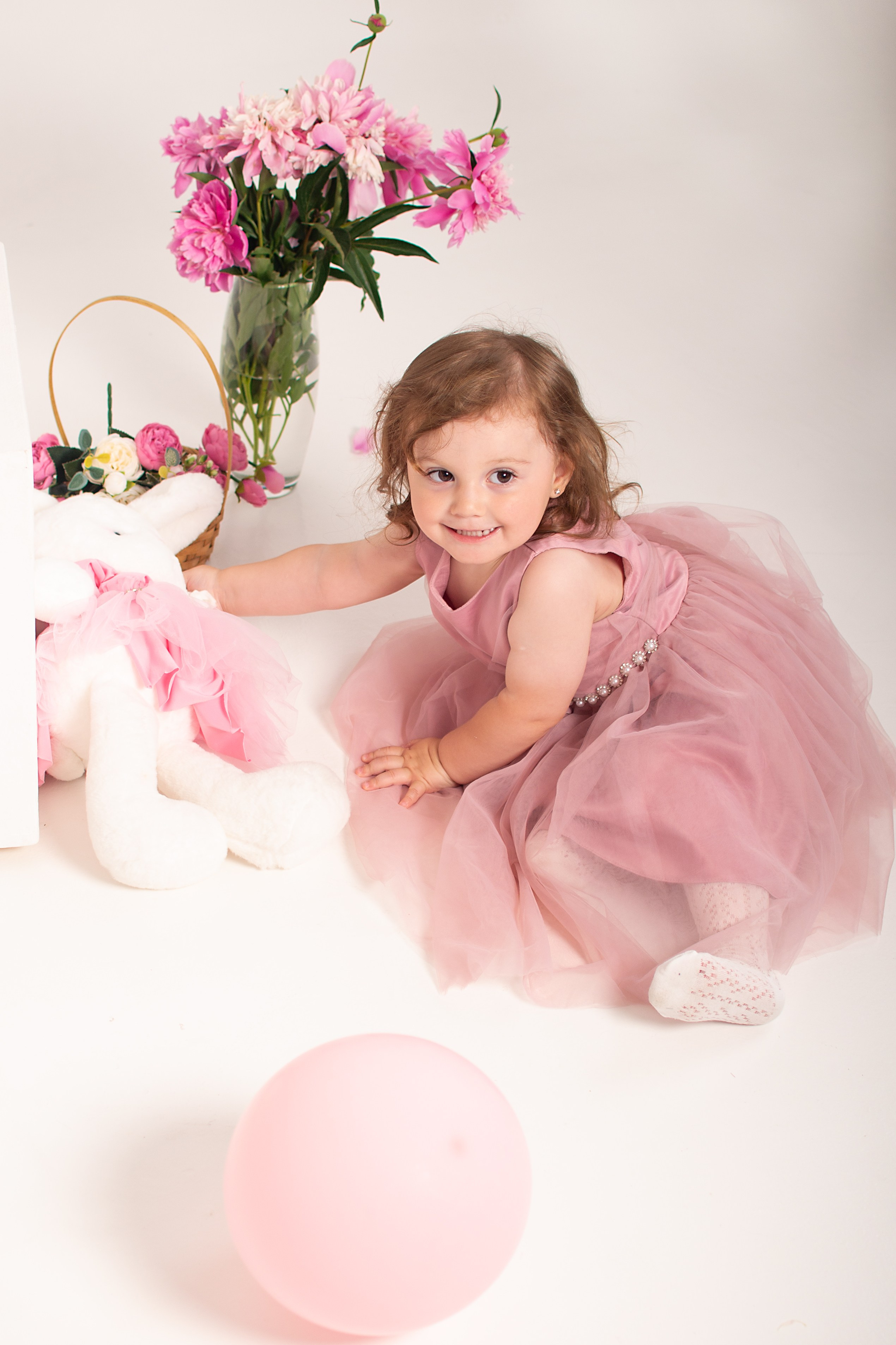 Фотосессия с пионами. Фотограф новорожденных в Темиртау и Караганде Любовь Жукова newborn