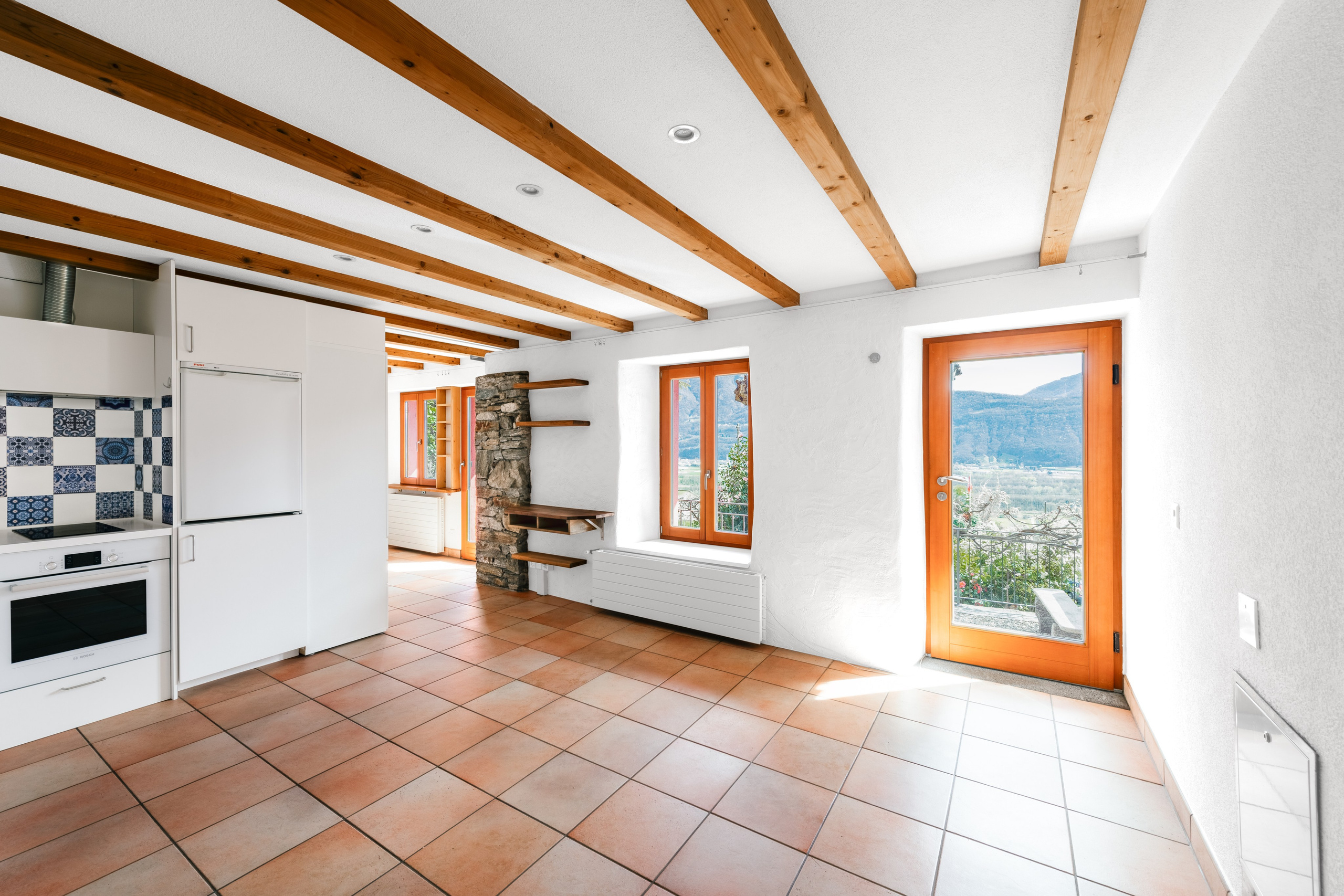 Haus, CUGNASCO, TICINO. Hallo! Ich bin Elena und arbeite als Immobilienfotografin