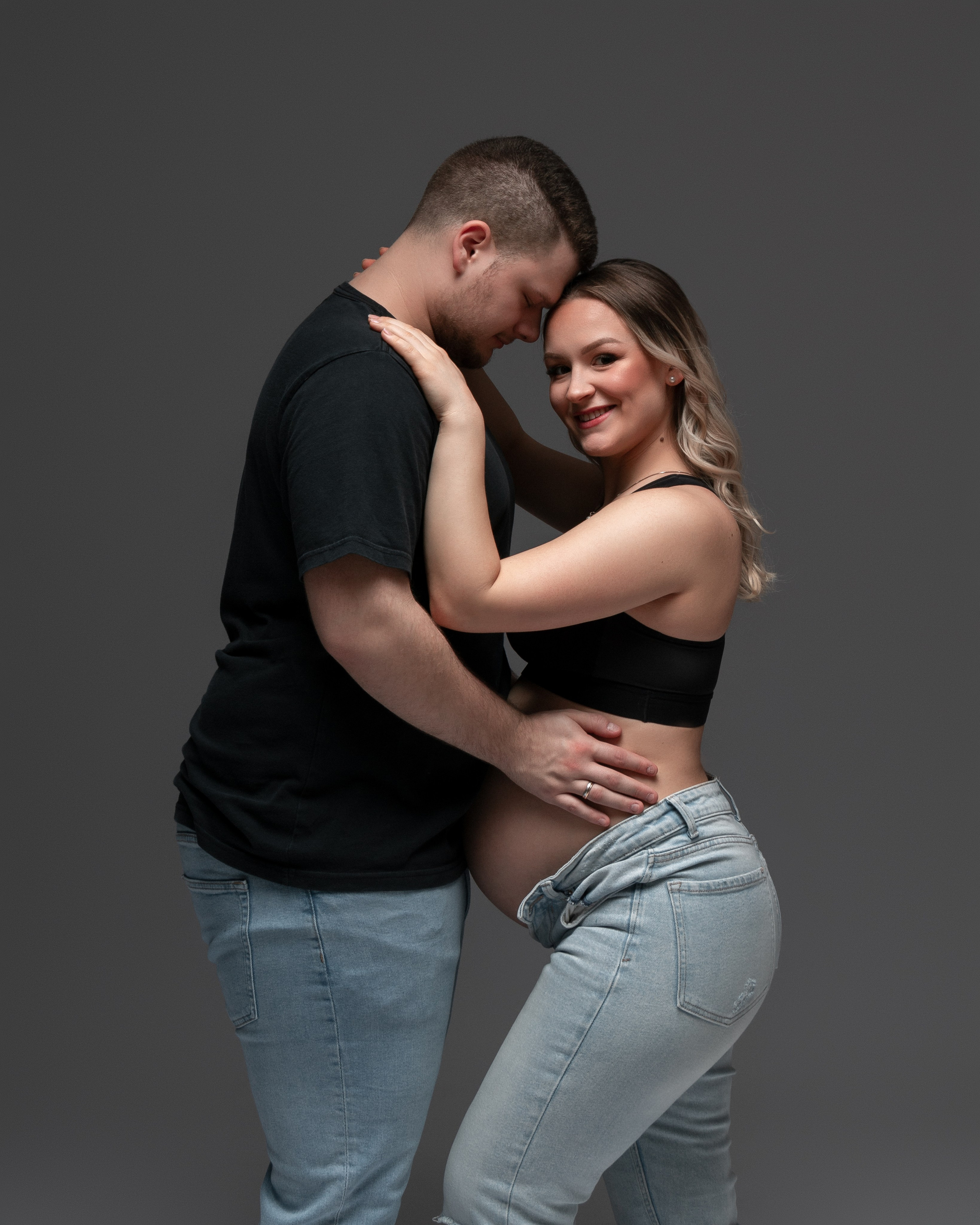 Babybauch im Seitenprofil 