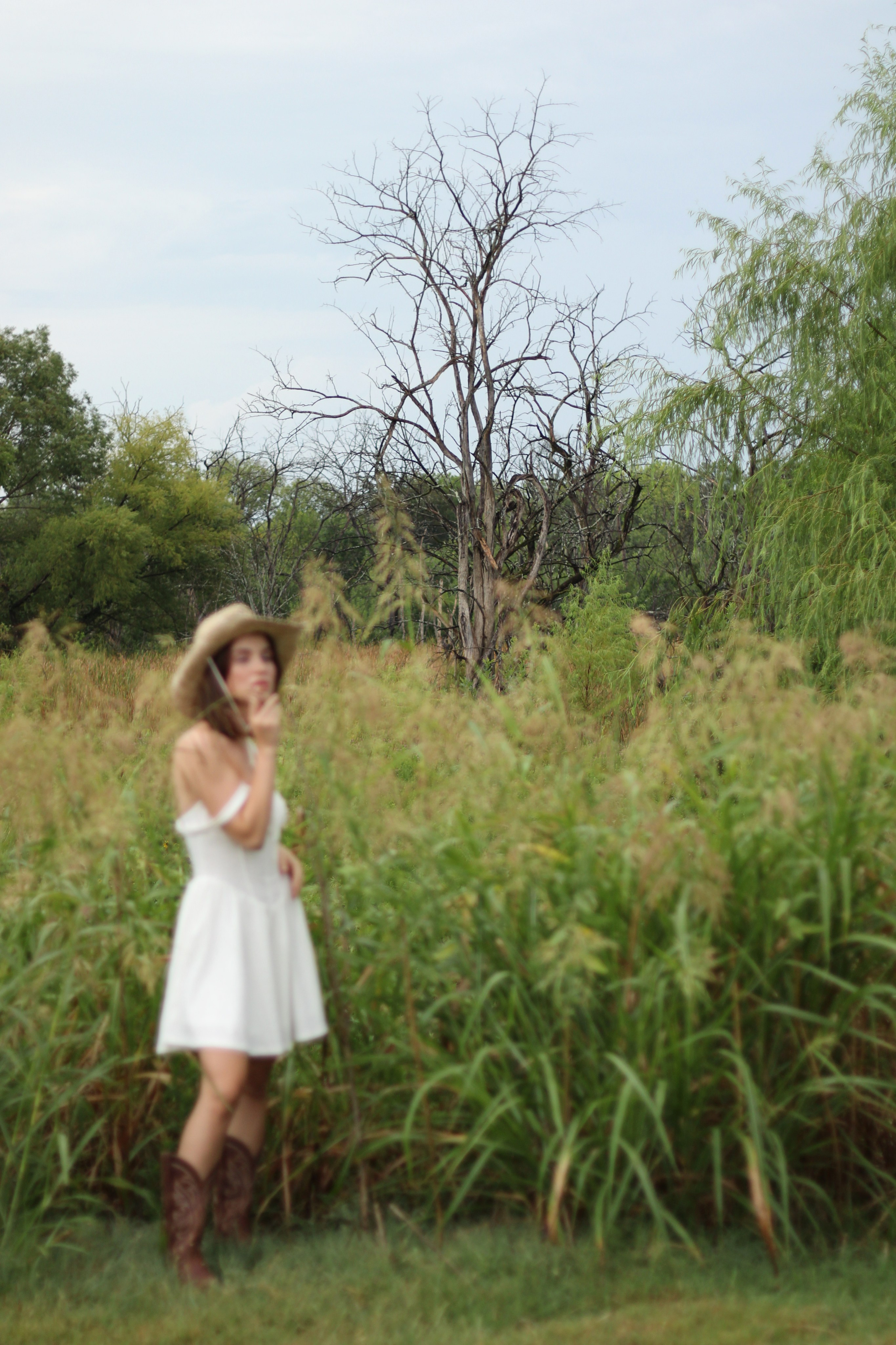 Countryside cowgirl-style portrait photoshoot. Lana Petrychenko — Portrait & Family Photographer. Valencia, Spain