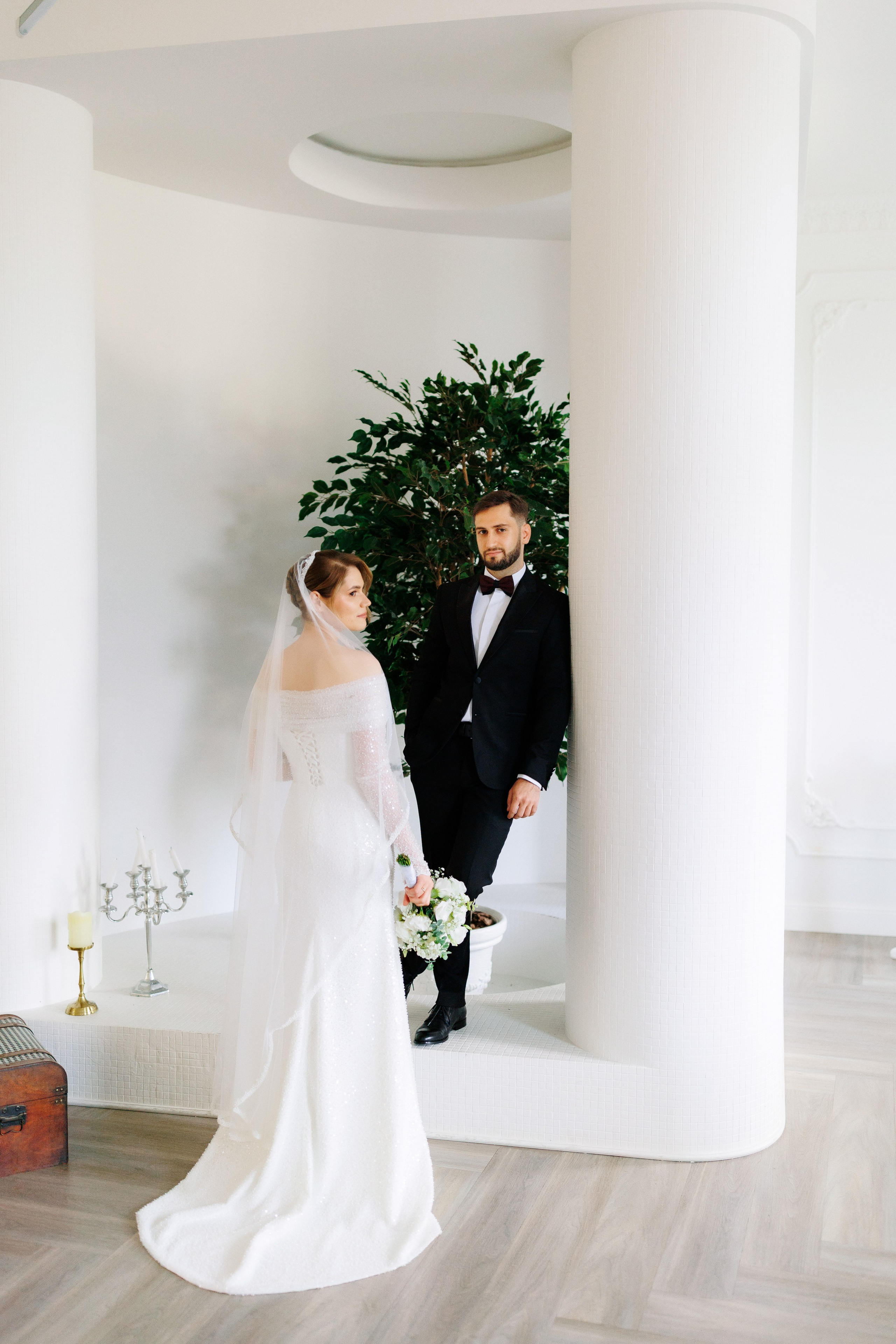 Nunți elegante fotografiate în stil cinematic, detalii fine, emoții reale, film analog și fotografie digitală.