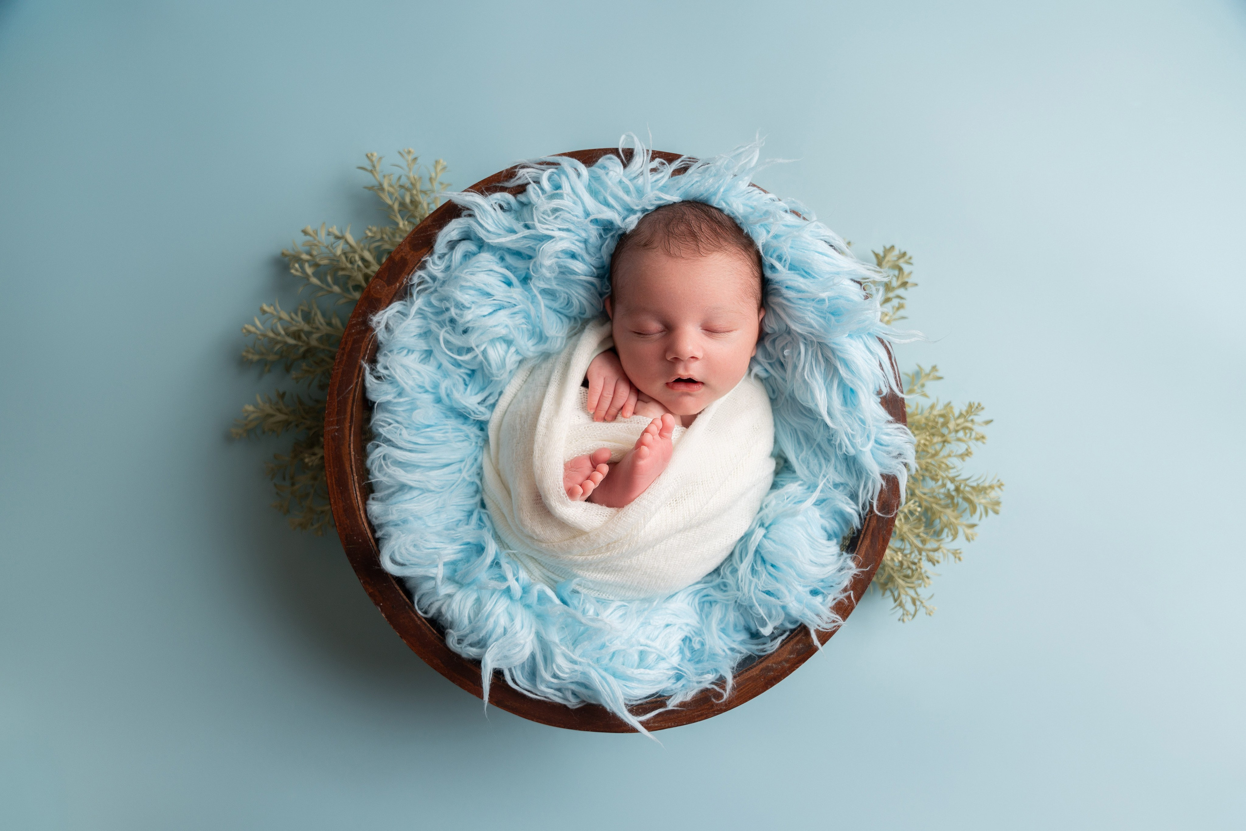 Zarte Neugeborenenfotografie im Fotostudio. Neugeborenenfotografin und Retoucher in Augsburg Nastassia Schneider