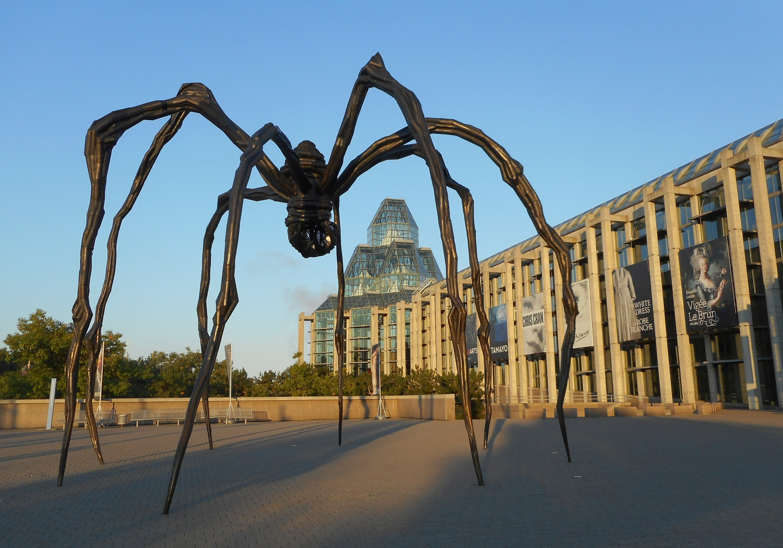 Louise Bourgeois’s Maman (1999) is a monumental sculpture that stands as one of the most iconic and emotionally resonant works in contemporary art. Towering over 9 meters tall, this giant spider—crafted from bronze, stainless steel, and marble—has been installed in major cities worldwide, including London, Ottawa, Bilbao, and Tokyo.​