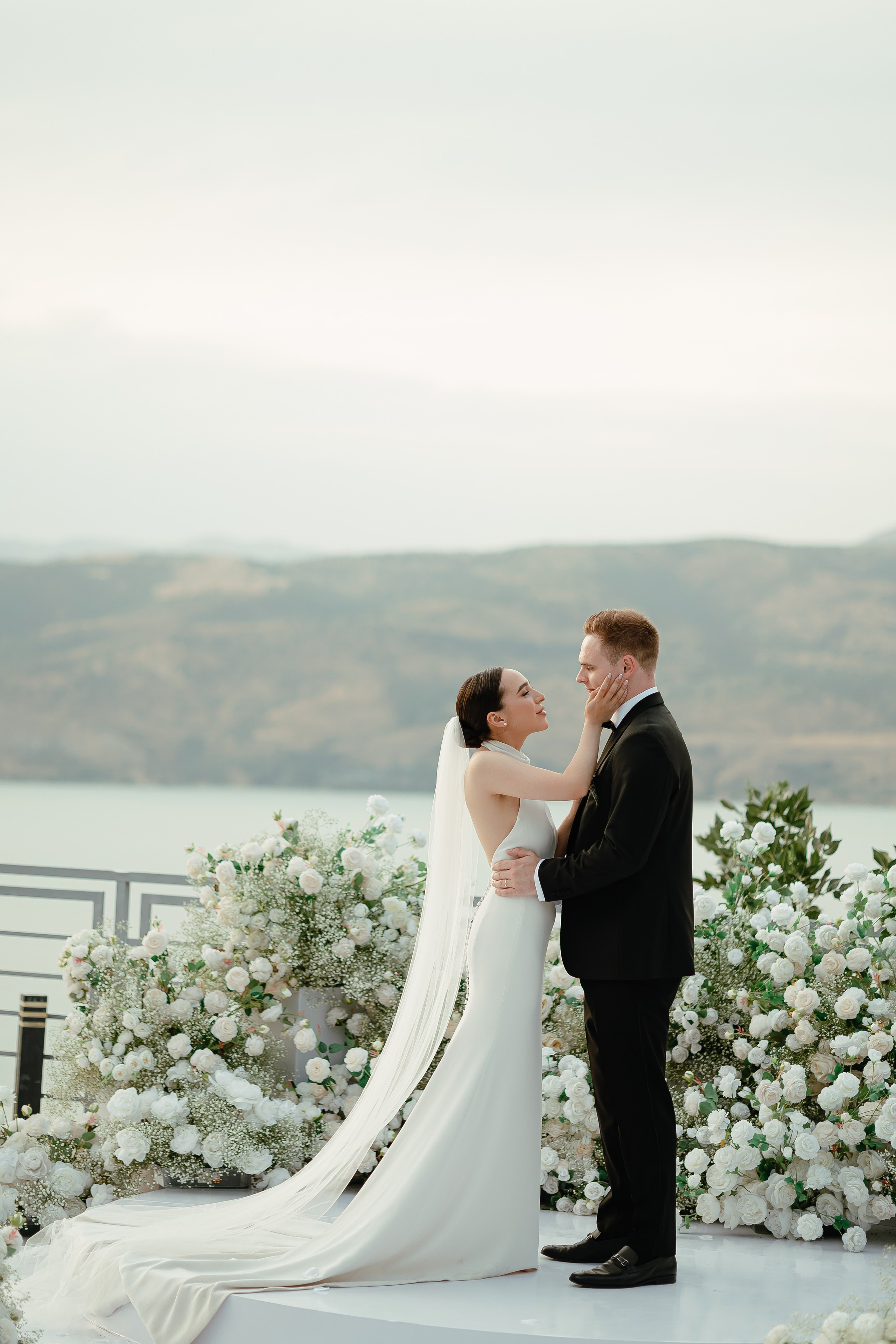 Thomas & Suyumbika. Главная