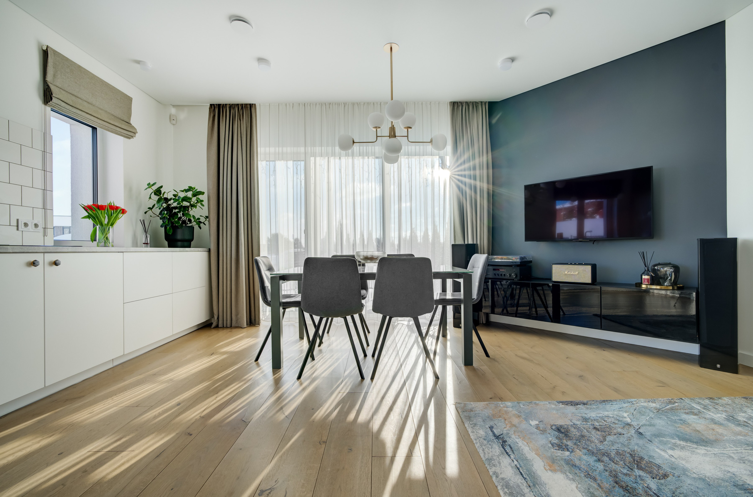 Saulėta svetainės erdvė – Sapiegafoto.lt NT fotografijos kokybiškam būsto pardavimui.