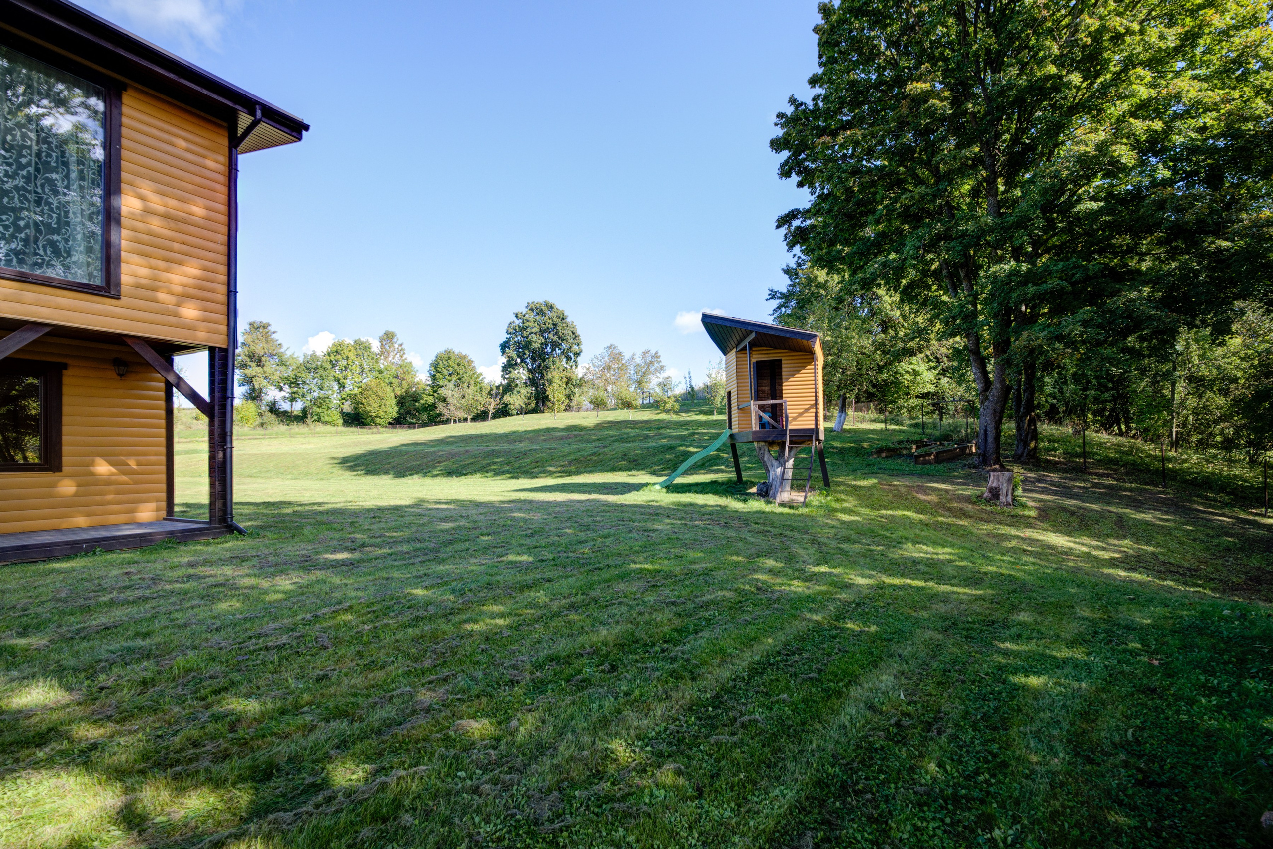 Sadyba Vinliaus r. prie ežero. Elina Sapiega fotografė Vilniuje