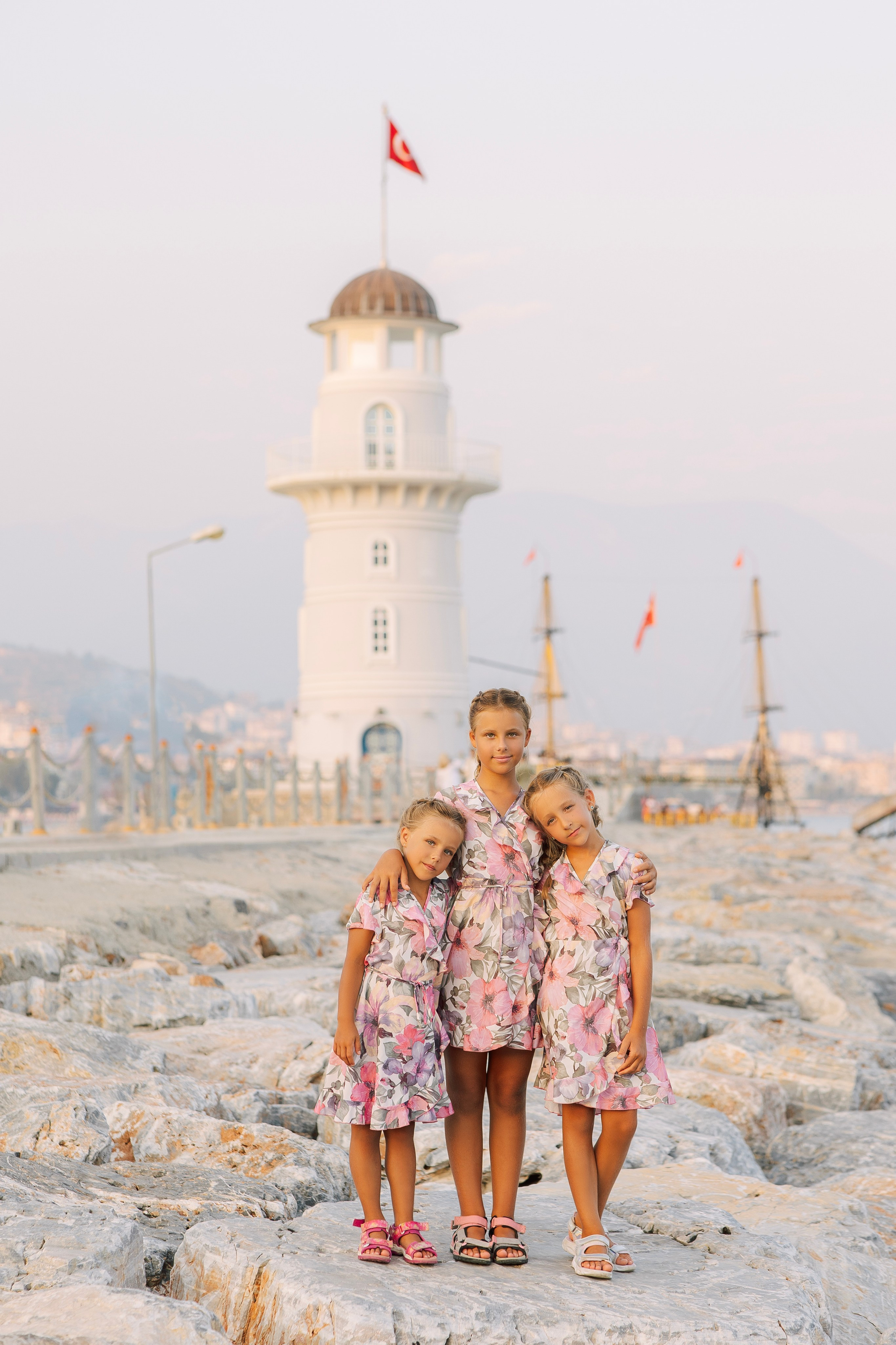 Фотограф в Алания. Фотосессия для большой и нарядной семьи в порту Аланьи.Семейная съемка в порту. Морская прогулка для всей семьи. Фотограф в Алании в Турции, Аланья, Сиде, Белек, Анталия, Кемер, Конаклы, Окурджалар. Фотосъемки в Алании. Фотосессия в Алания.Алсу Девели