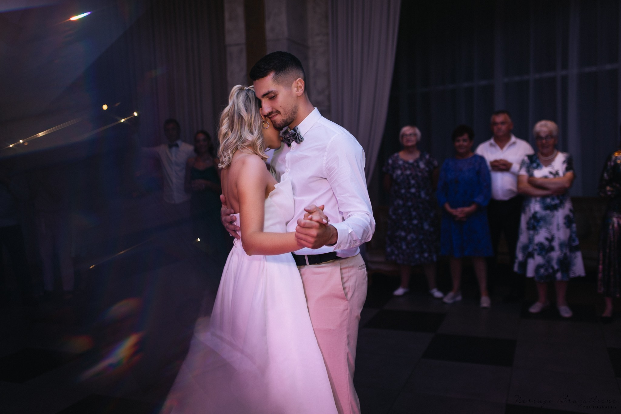 Vestuvinė fotosesija Kaune, Vienybės aikštėje, prie Lietuvos banko