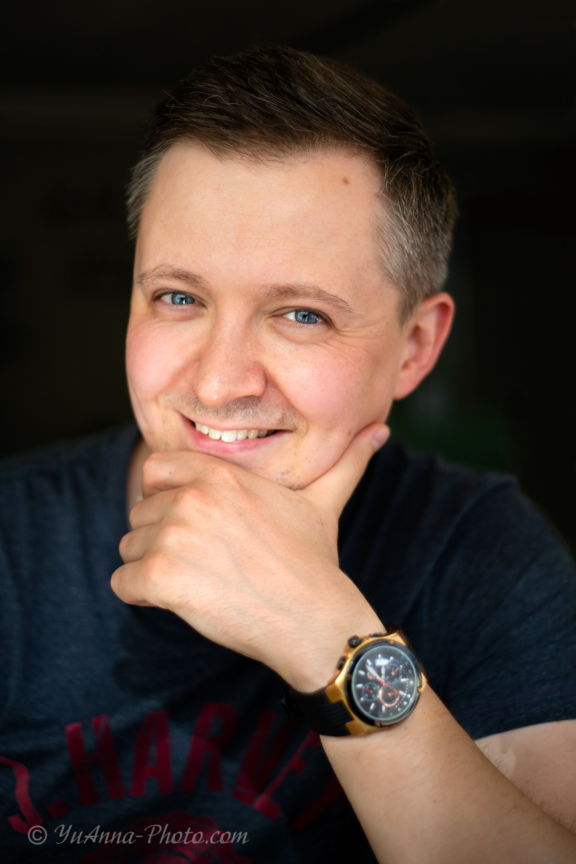 Studio Solo Portrait. YuAnna studio. Family & Kids Photographer in Seattle area, located in