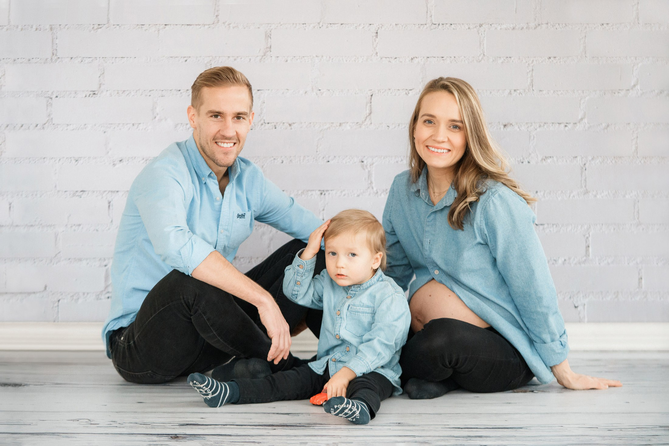 Raskausajan kuvaus studiolla Helsingissä