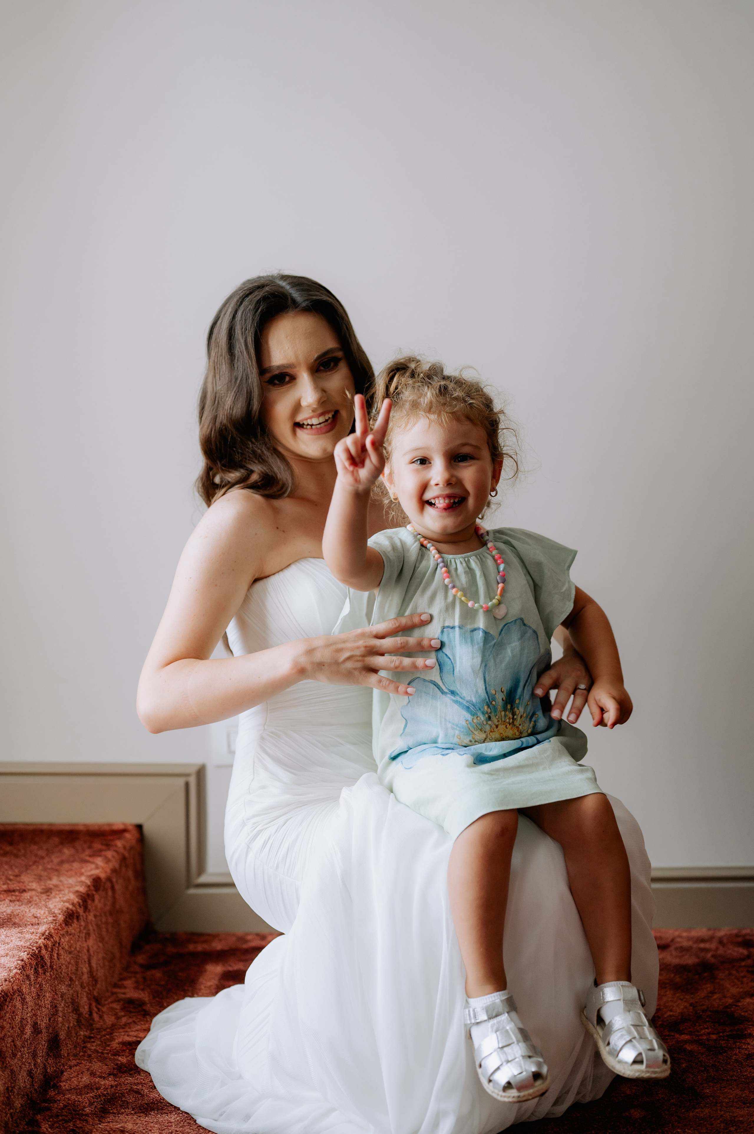 Cununie civila in aer liber , artificii de zi colorate , decor nunta , nunta la Hotel Traian. Proud Vision Weddings | Wedding Photography & Film — Servicii profesionale Foto Video Nunta Iasi