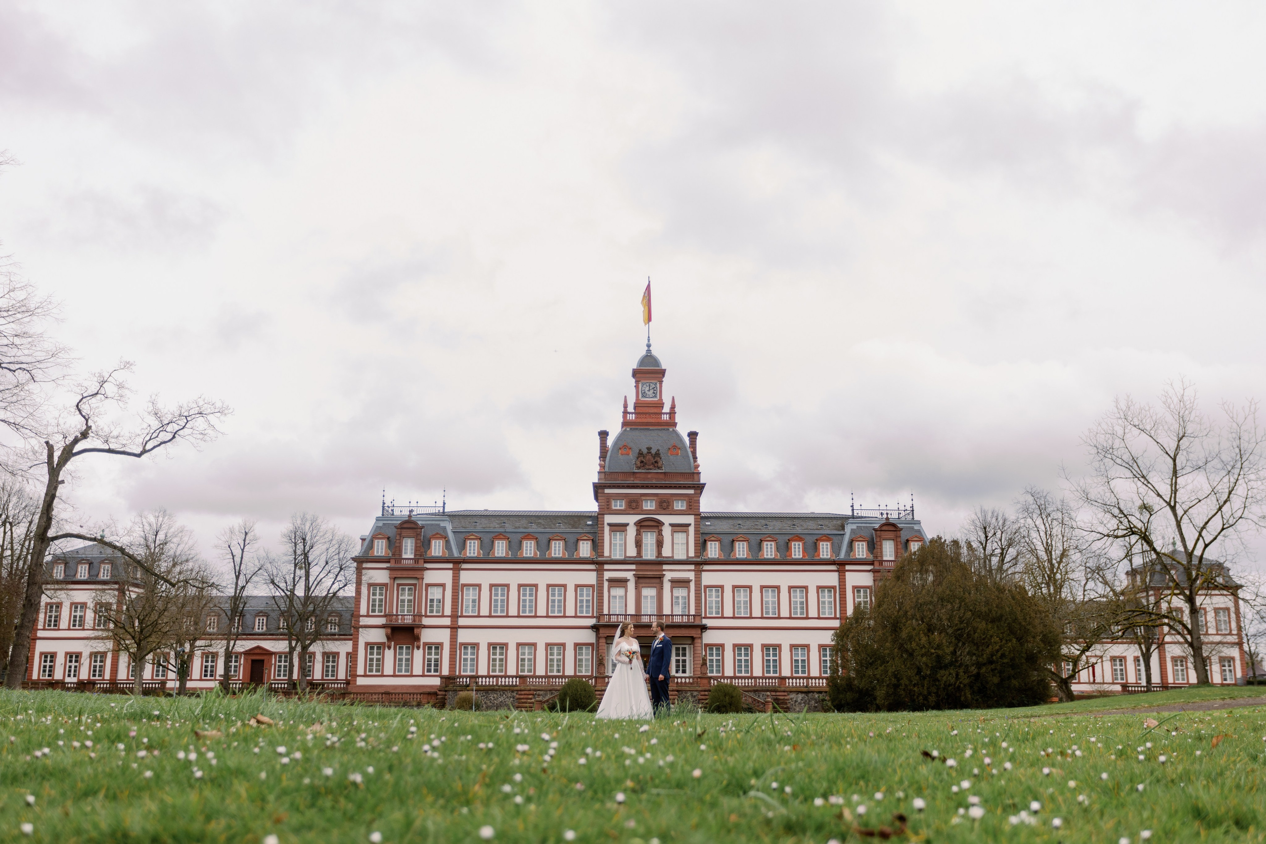 Brautpaar vor dem Schlosspark und Schloss Philippsruhe