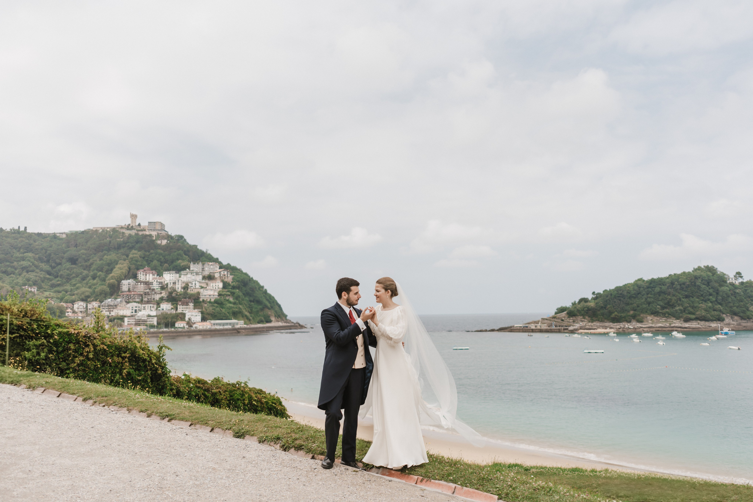 Elegancia y alegría familiar. Boda de Andrés y Lucía en San Sebastián. Holigood foto y video reportaje de bodas en San Sebastián y Europa