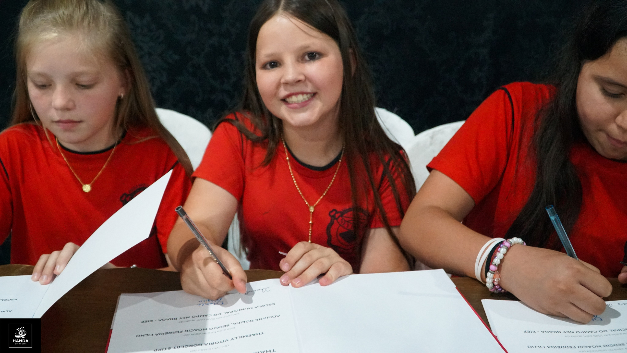 Noite autógrafos colégio Aurélio Buarque de Holanda. Handa Produções