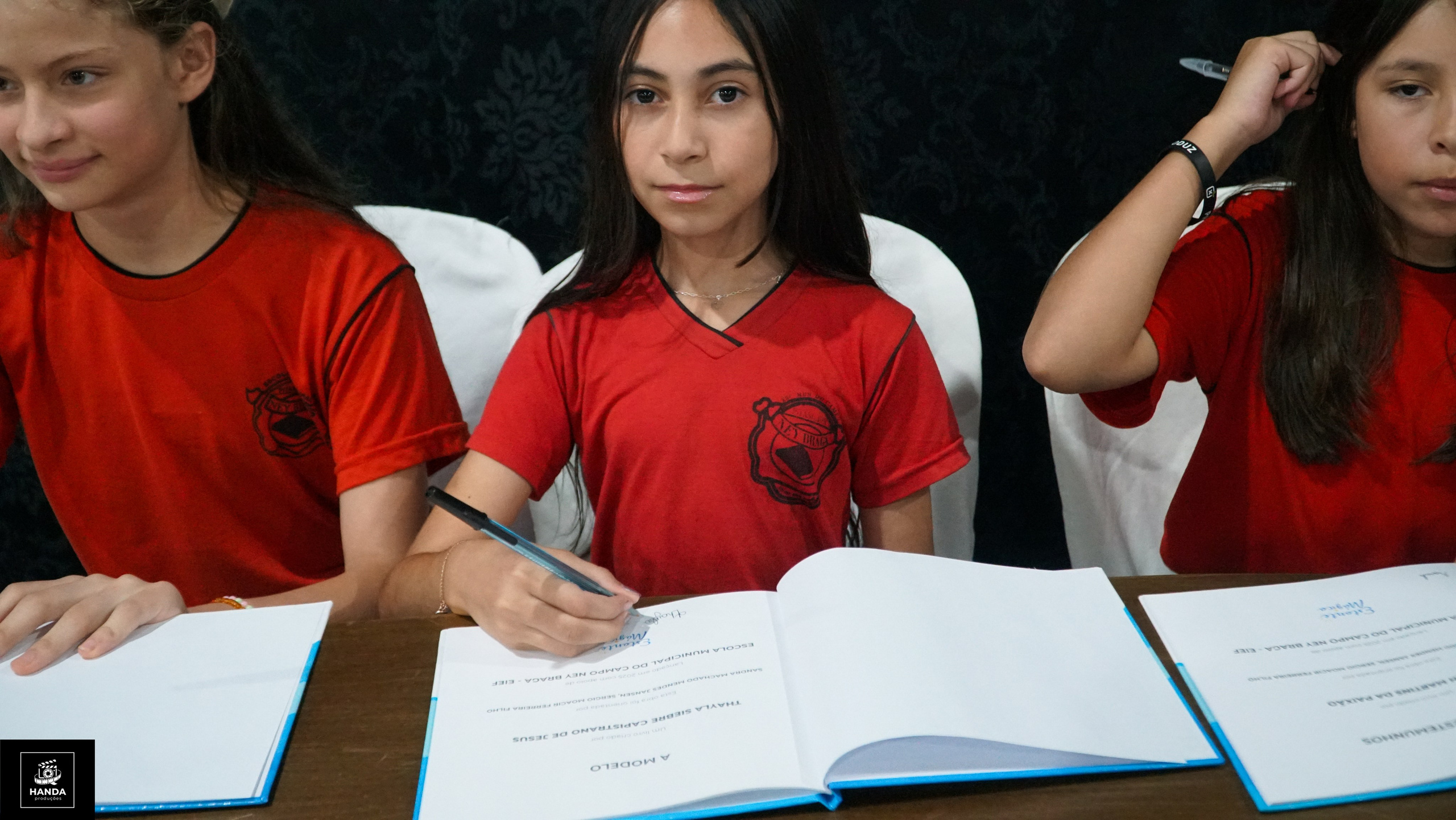 Noite autógrafos colégio Aurélio Buarque de Holanda. Handa Produções