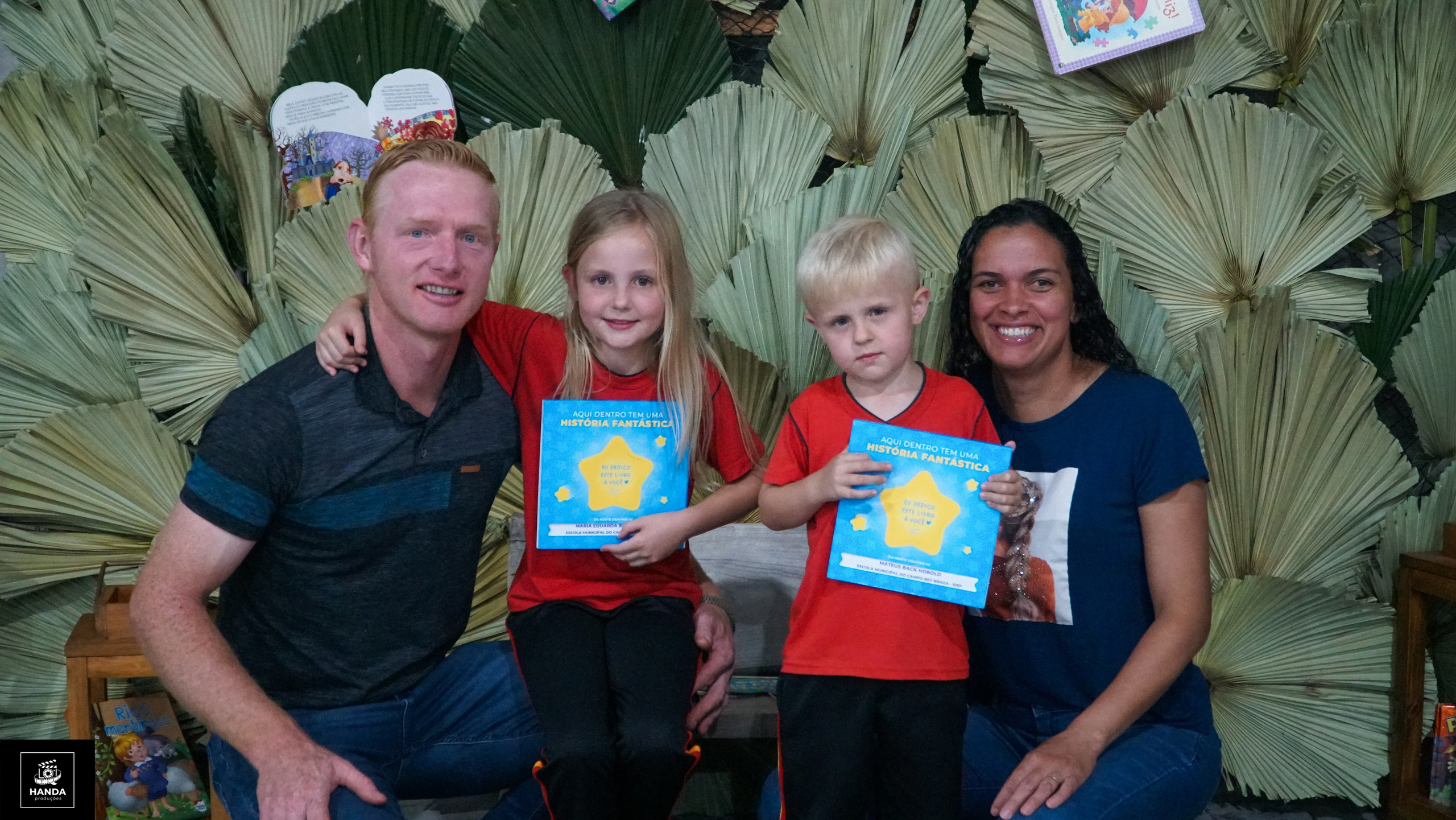 Noite autógrafos colégio Aurélio Buarque de Holanda. Handa Produções