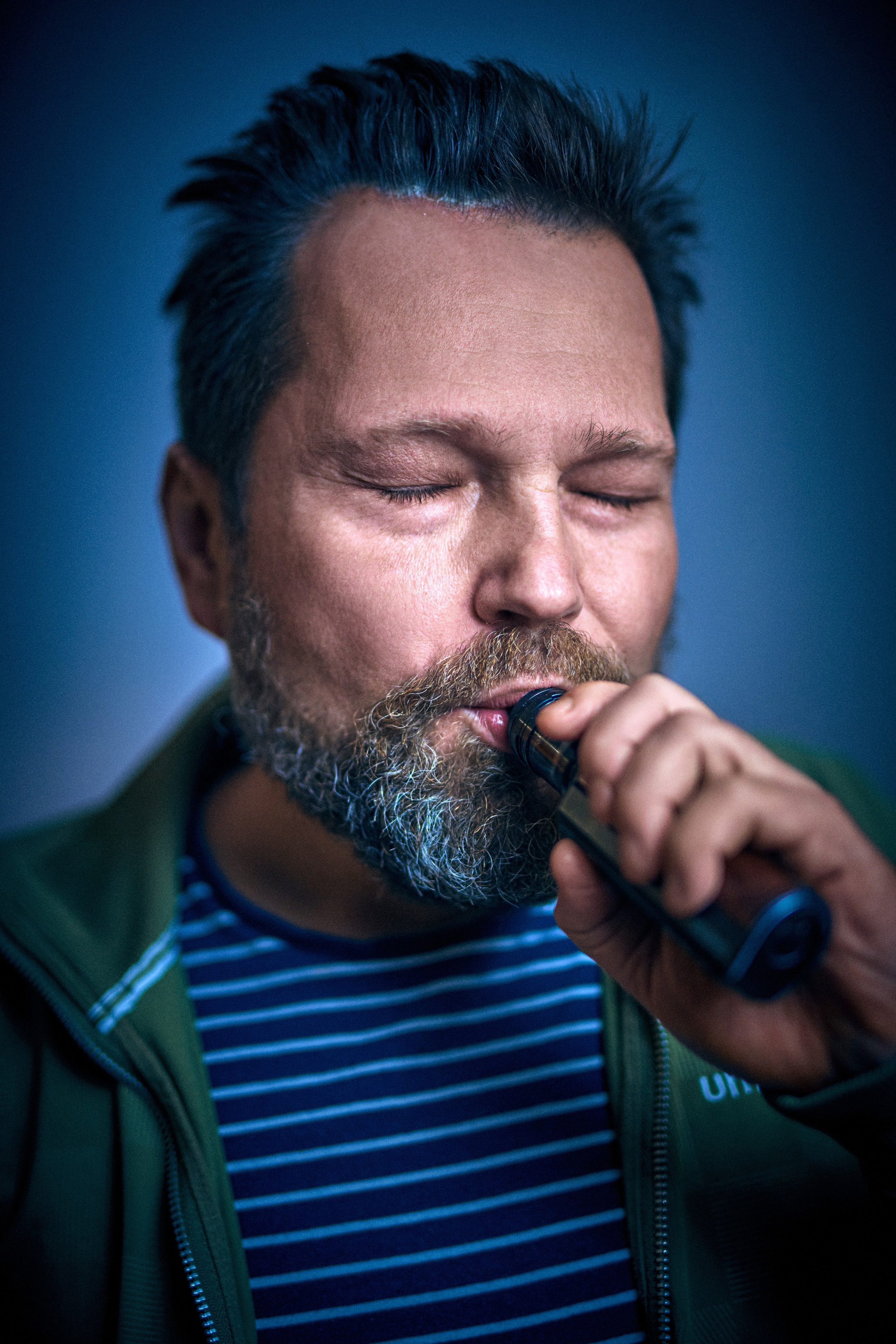 Portret męski charakterystyczny - Daniel niebieskooki smok - fotograf Andriej Szypiłow