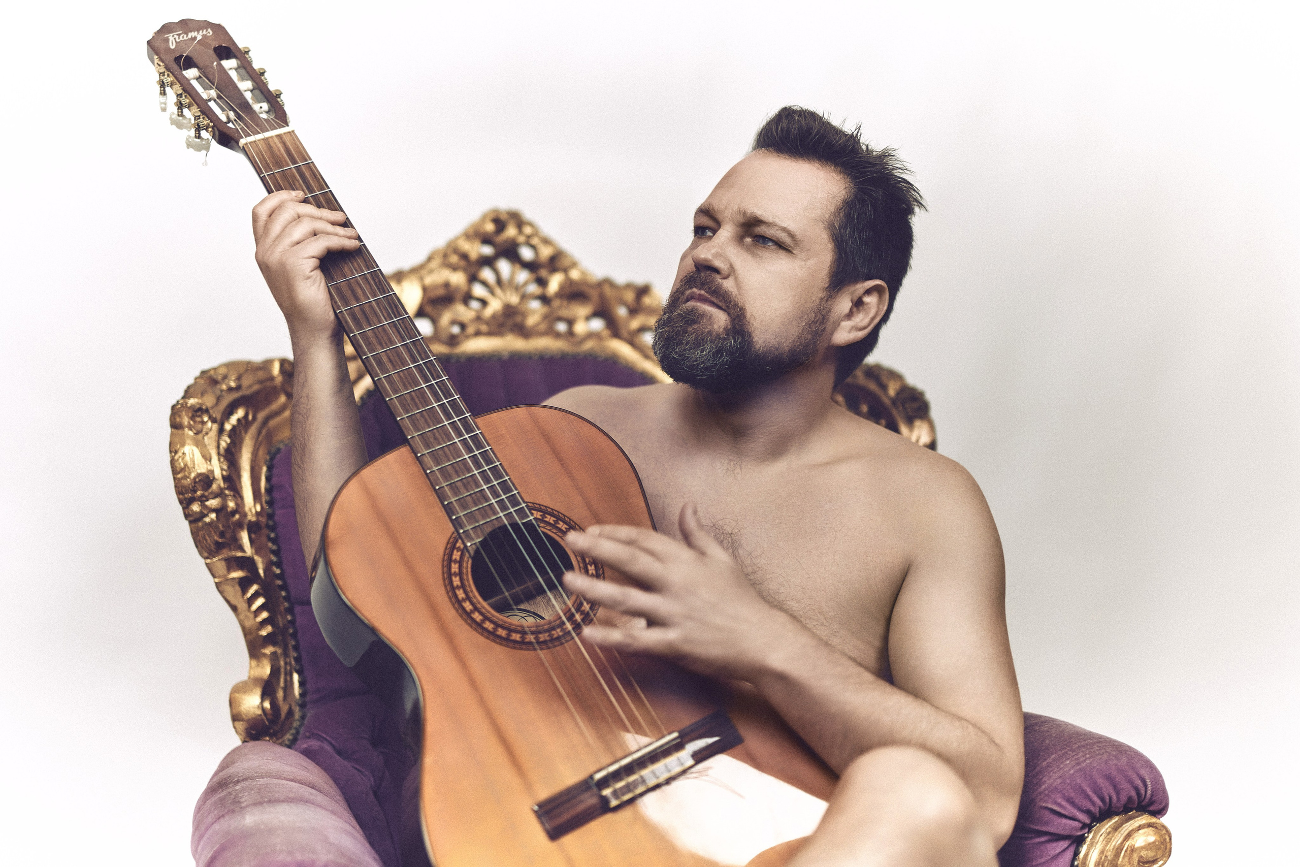 Portret męski charakterystyczny - Daniel niebieskooki smok - fotograf Andriej Szypiłow