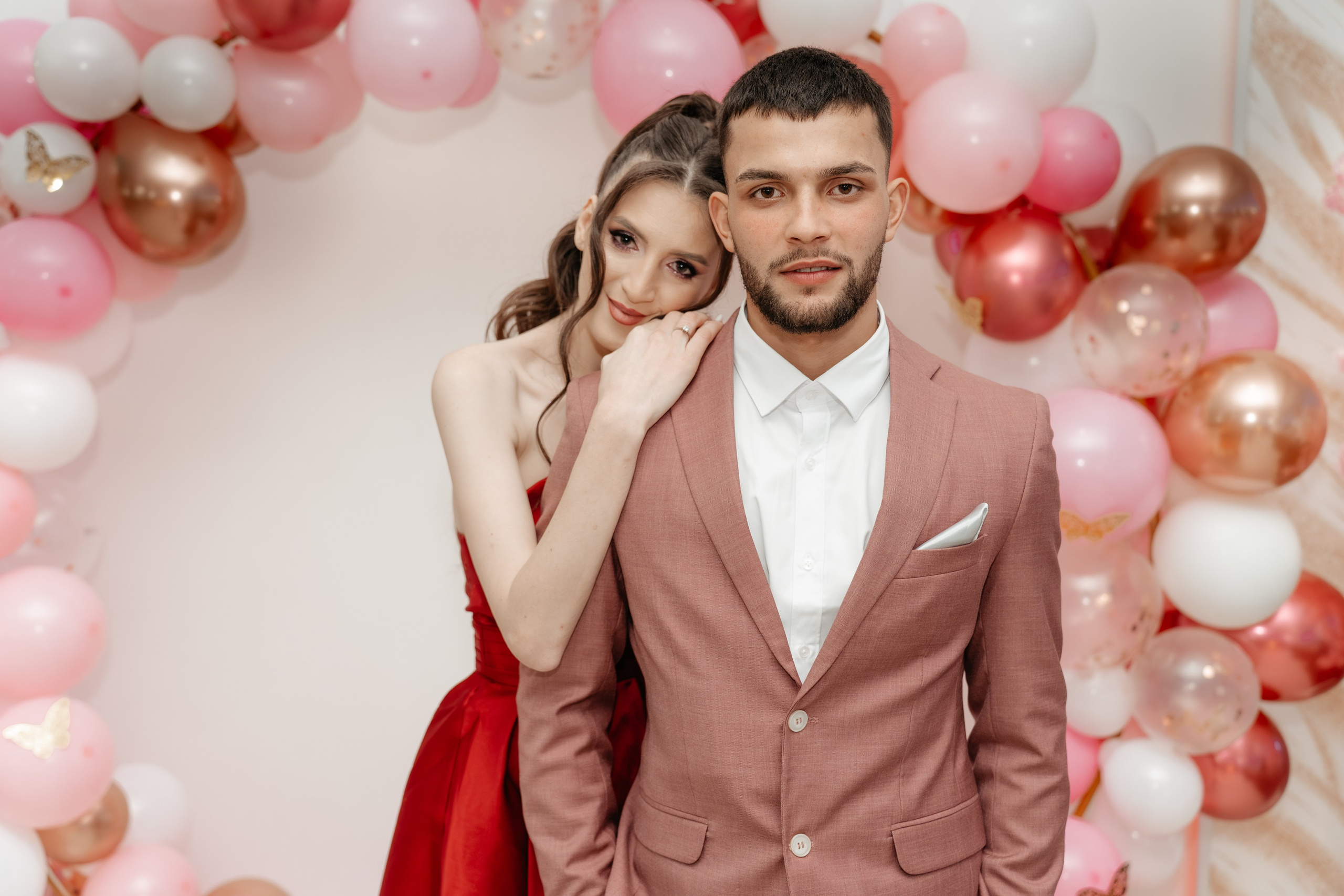 Maria și Gabriel râd fericiți sau șoptesc, surprinși într-un moment de bucurie și complicititate intimă la petrecerea de botez a fetiței lor. Fotografie naturală și plină de viață, în restaurantul Silmat din Galați.