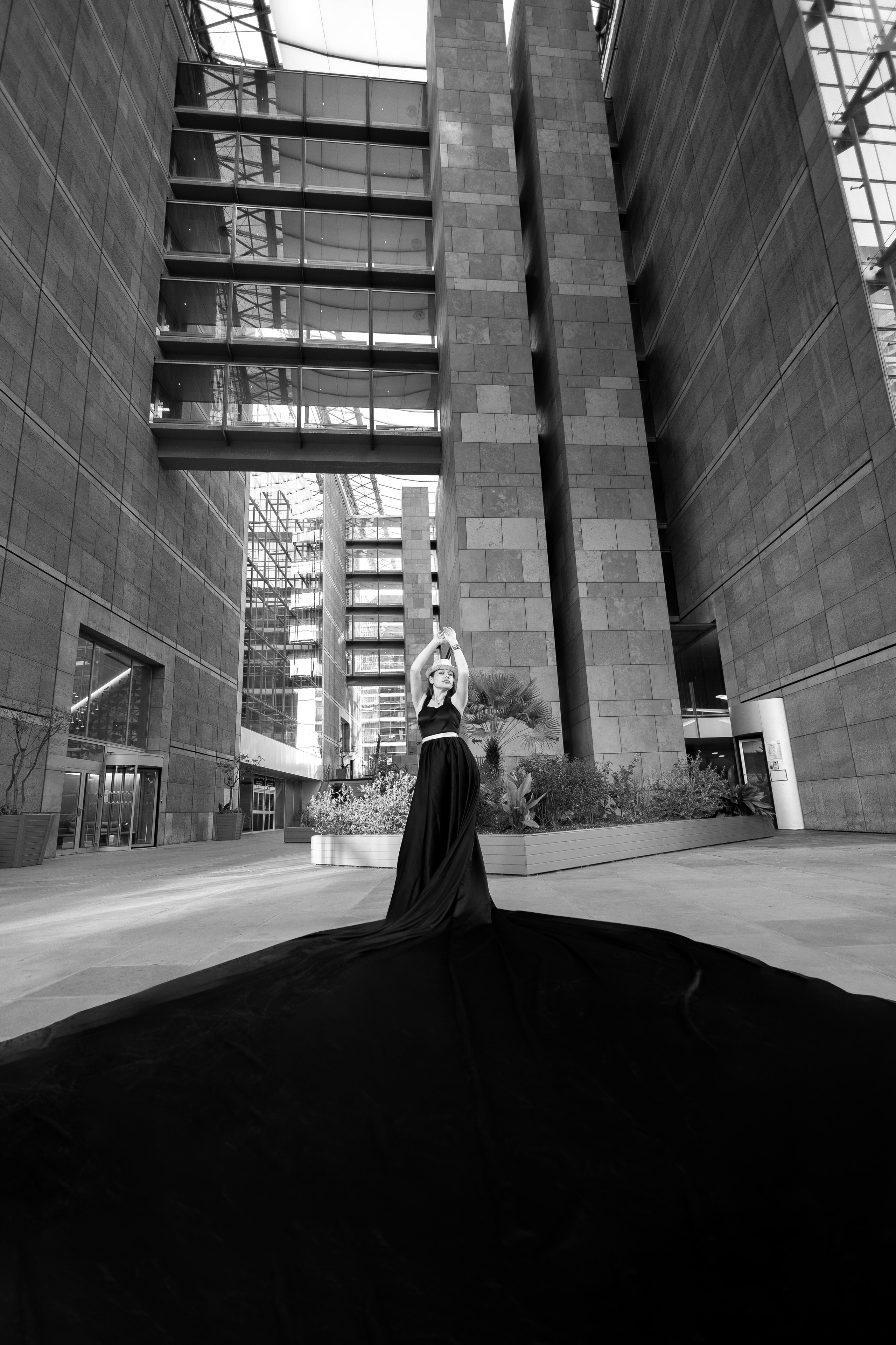 Shooting La Defence cu Lenuta. Wedding, event and family photographer in Paris, Emilian Olaru