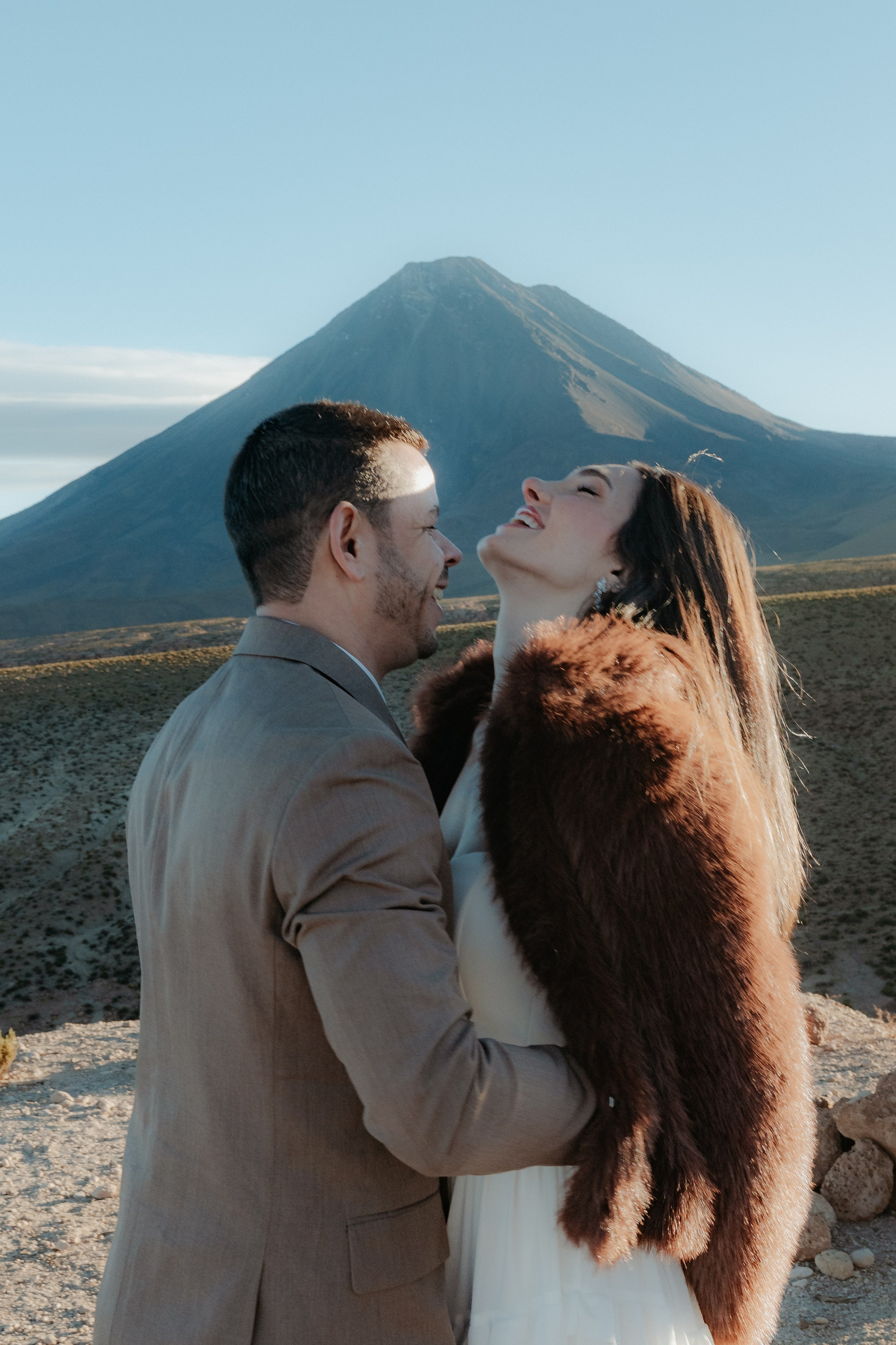 Pre-wedding no mirante do vulcão Licancabur. Photographer in San Pedro de Atacama