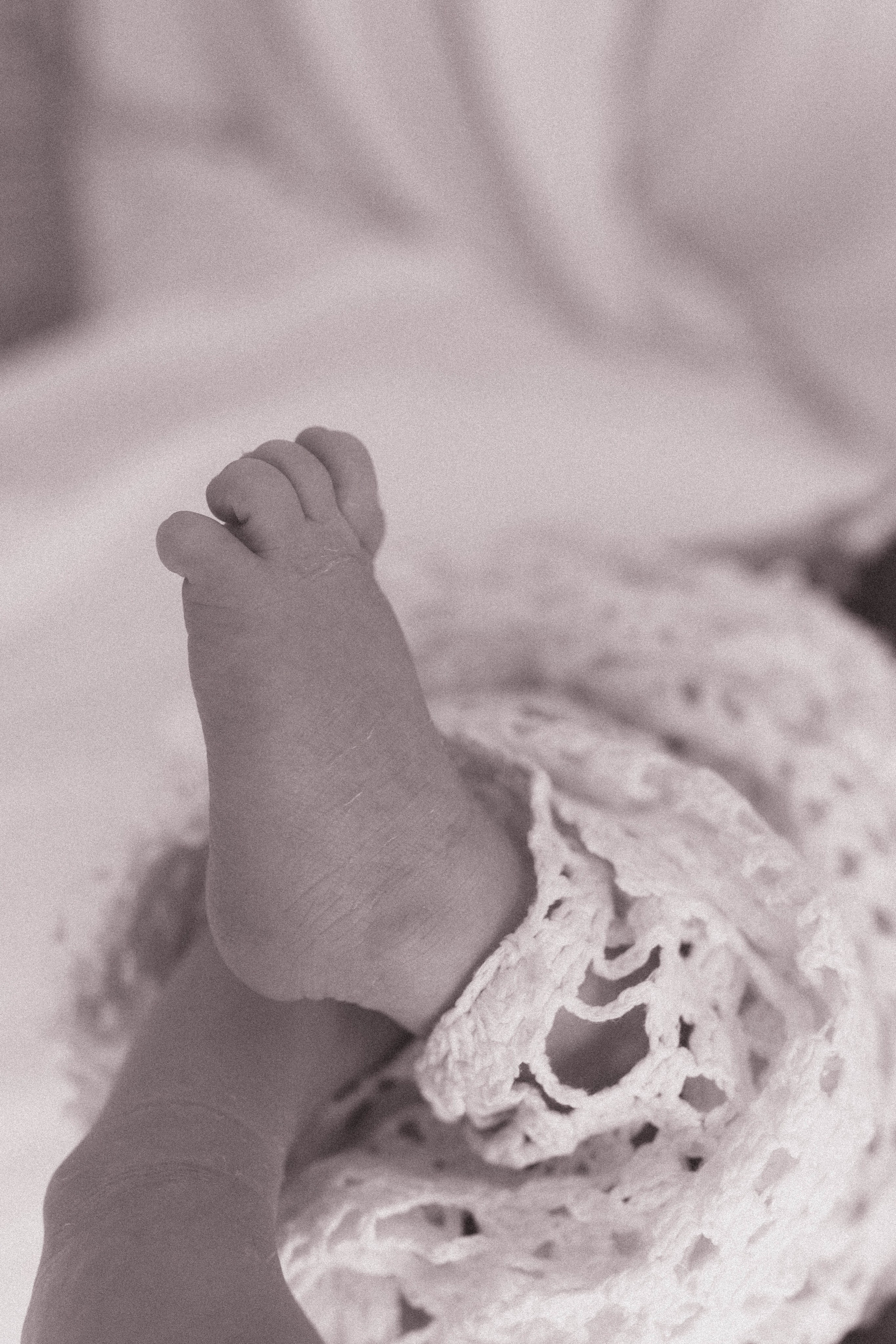 Inspira sesiune foto nou-nascut. Madalina Beda- Artist vizual, fotograf, doula la nastere, consultant babywearing Brasov si in toata tara