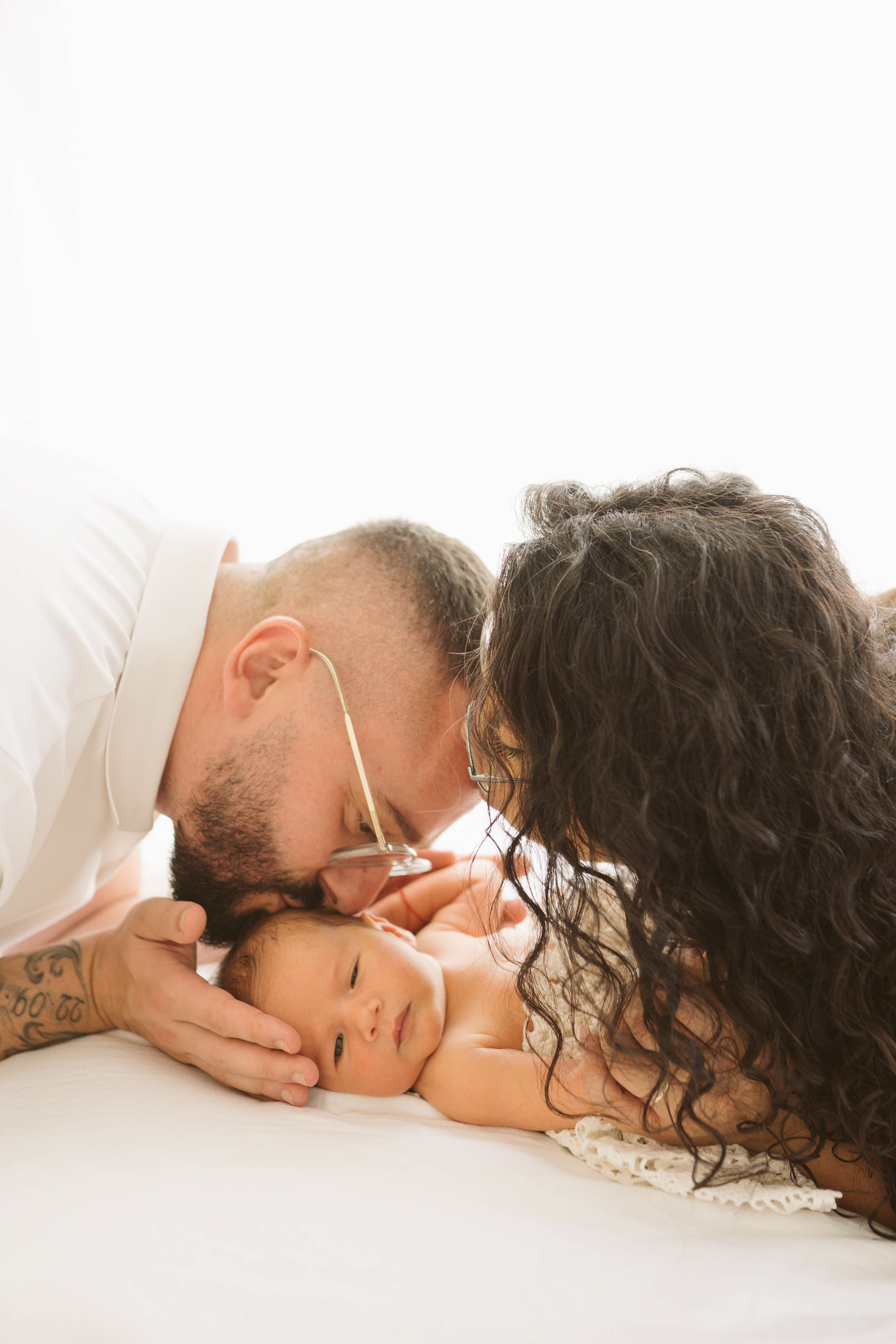 Inspira sesiune foto nou-nascut. Madalina Beda- Artist vizual, fotograf, doula la nastere, consultant babywearing Brasov si in toata tara