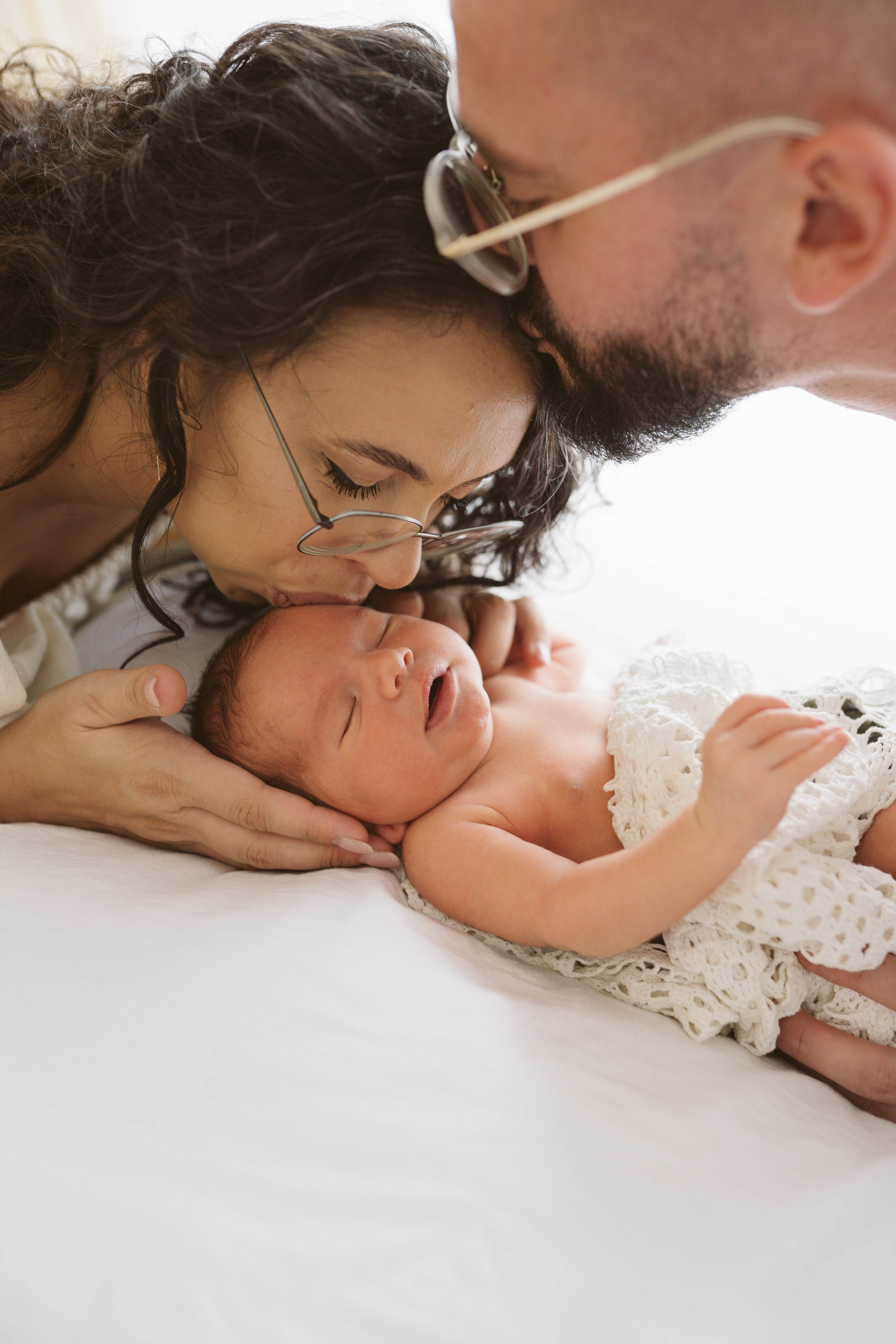 Inspira sesiune foto nou-nascut. Madalina Beda- Artist vizual, fotograf, doula la nastere, consultant babywearing Brasov si in toata tara
