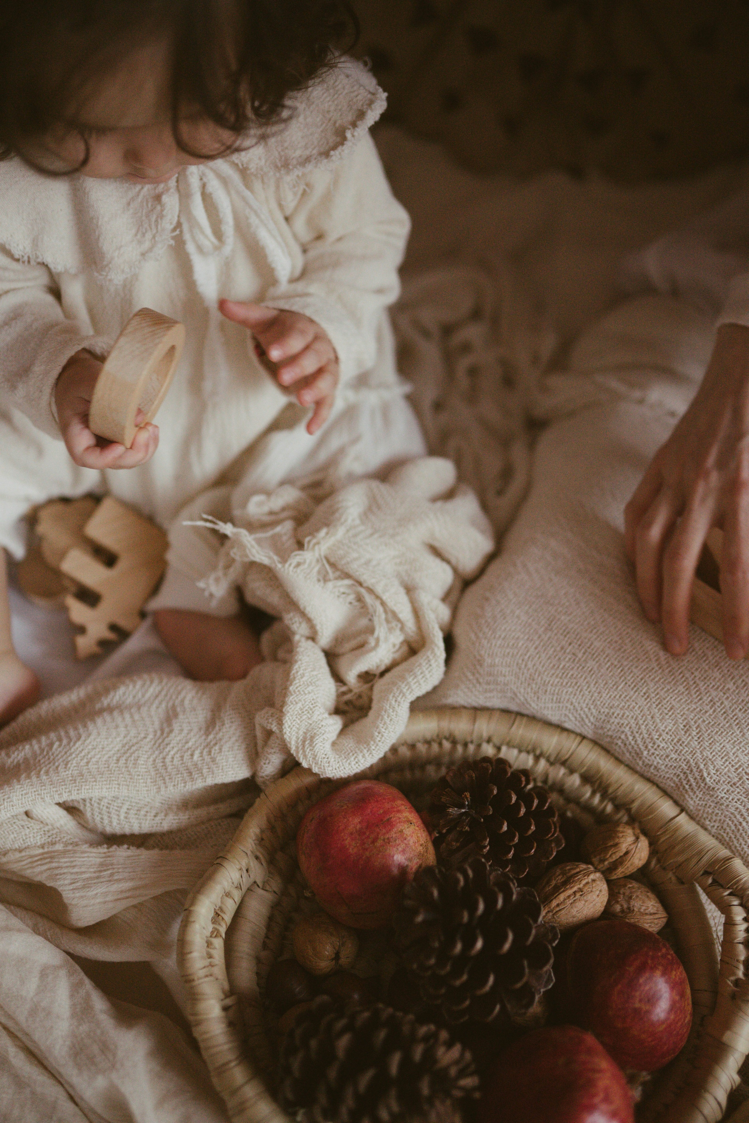 Poveste de Iarna Sesiune foto. Madalina Beda- Artist vizual, fotograf, doula la nastere, consultant babywearing Brasov si in toata tara