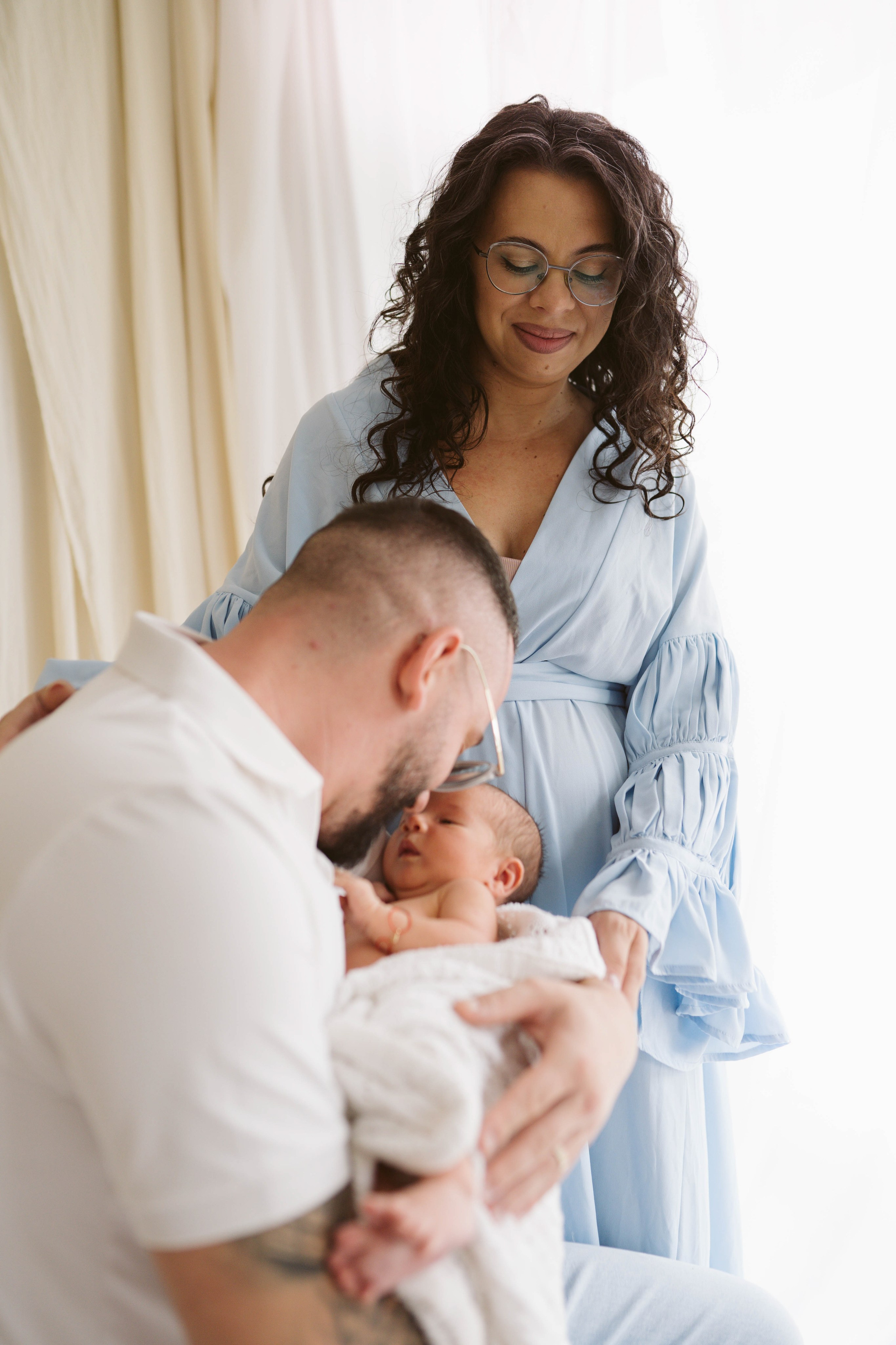 Inspira sesiune foto nou-nascut. Madalina Beda- Artist vizual, fotograf, doula la nastere, consultant babywearing Brasov si in toata tara