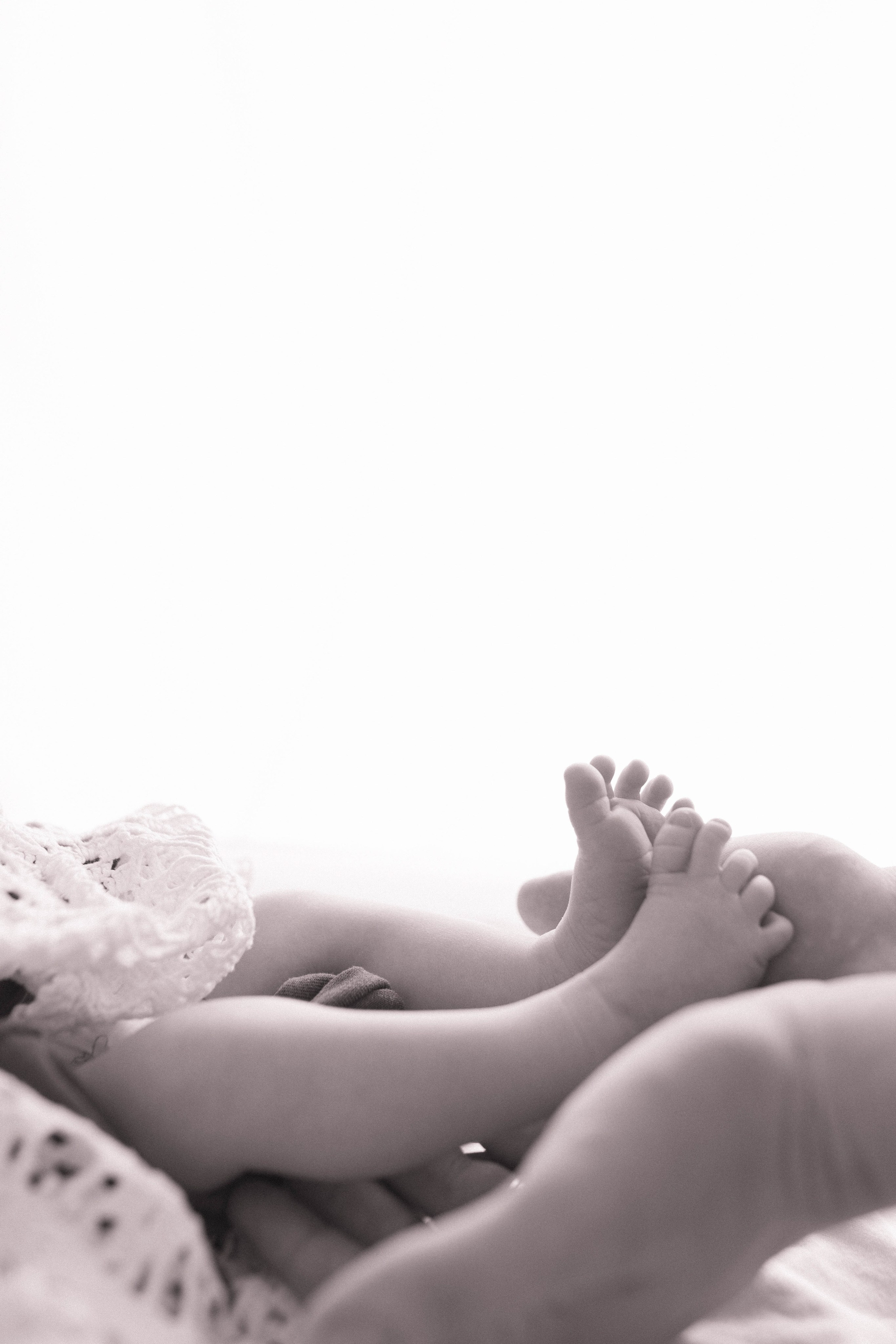 Inspira sesiune foto nou-nascut. Madalina Beda- Artist vizual, fotograf, doula la nastere, consultant babywearing Brasov si in toata tara