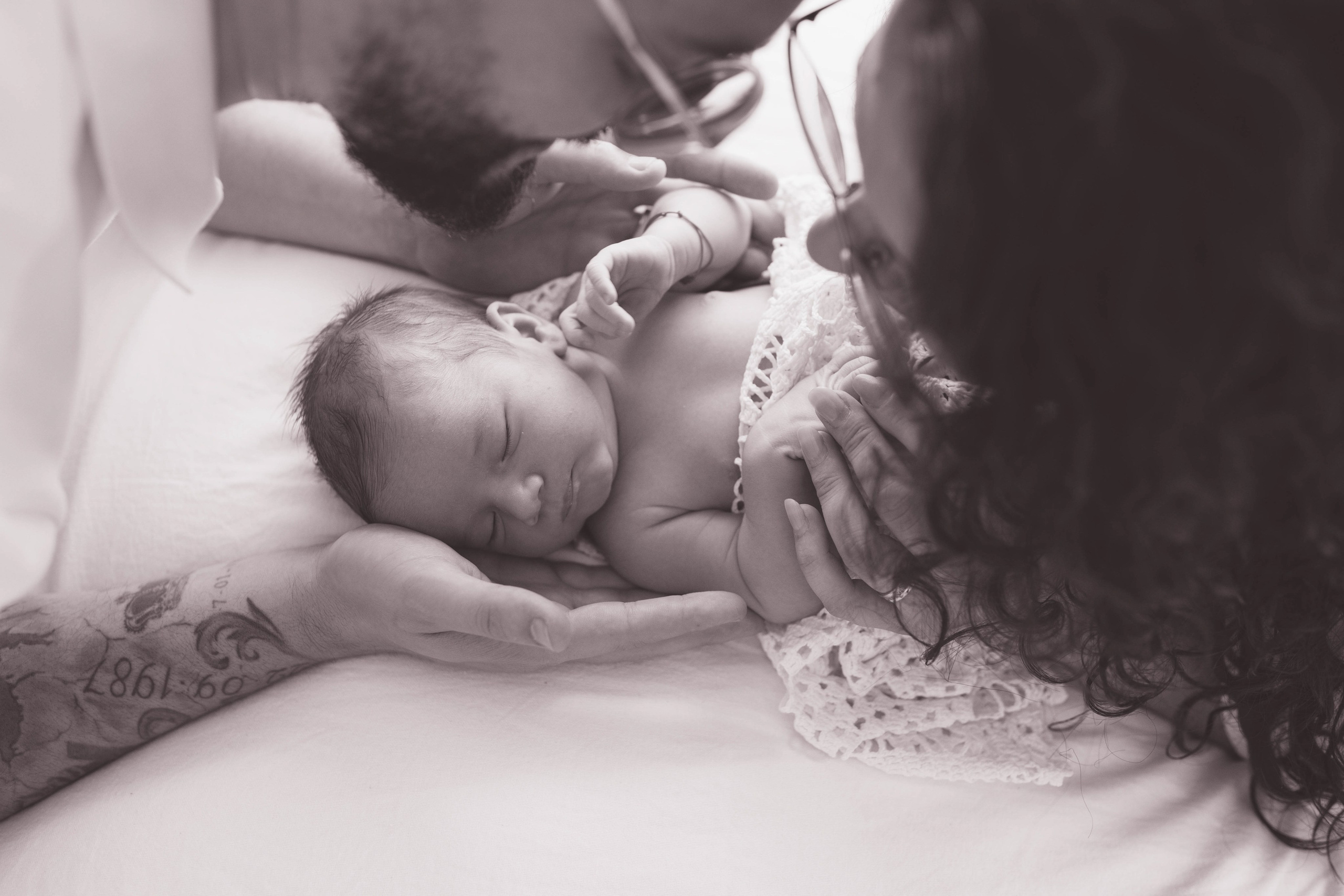 Inspira sesiune foto nou-nascut. Madalina Beda- Artist vizual, fotograf, doula la nastere, consultant babywearing Brasov si in toata tara