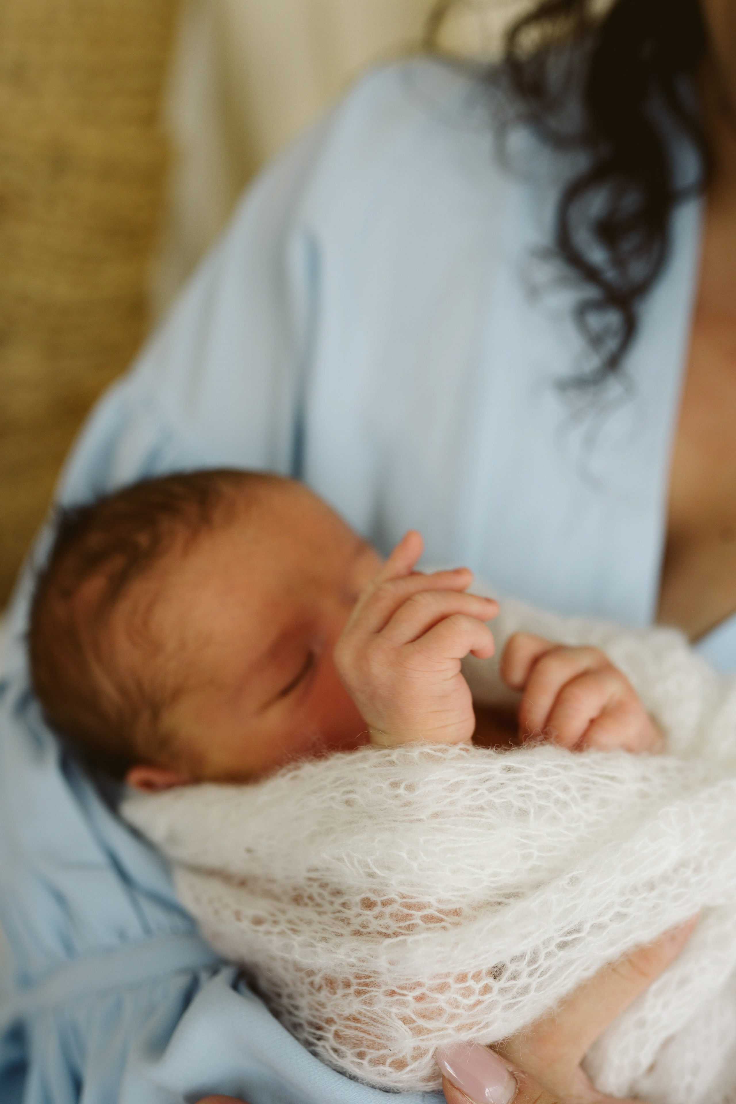 Inspira sesiune foto nou-nascut. Madalina Beda- Artist vizual, fotograf, doula la nastere, consultant babywearing Brasov si in toata tara