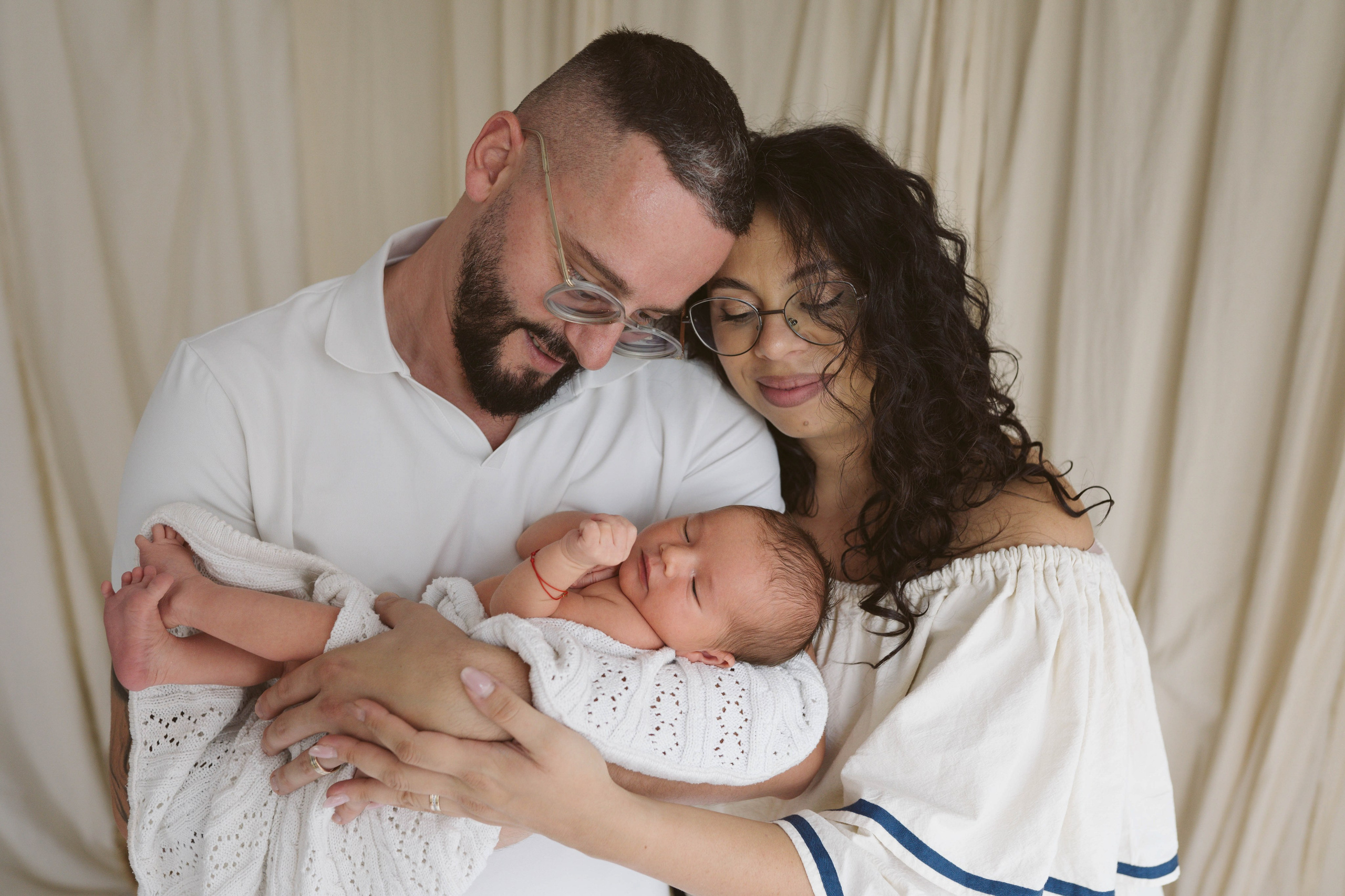 Inspira sesiune foto nou-nascut. Madalina Beda- Artist vizual, fotograf, doula la nastere, consultant babywearing Brasov si in toata tara