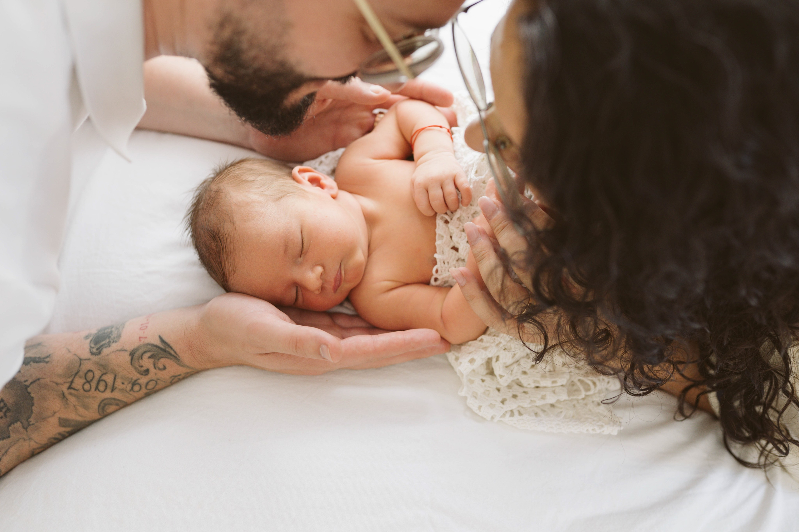 Inspira sesiune foto nou-nascut. Madalina Beda- Artist vizual, fotograf, doula la nastere, consultant babywearing Brasov si in toata tara