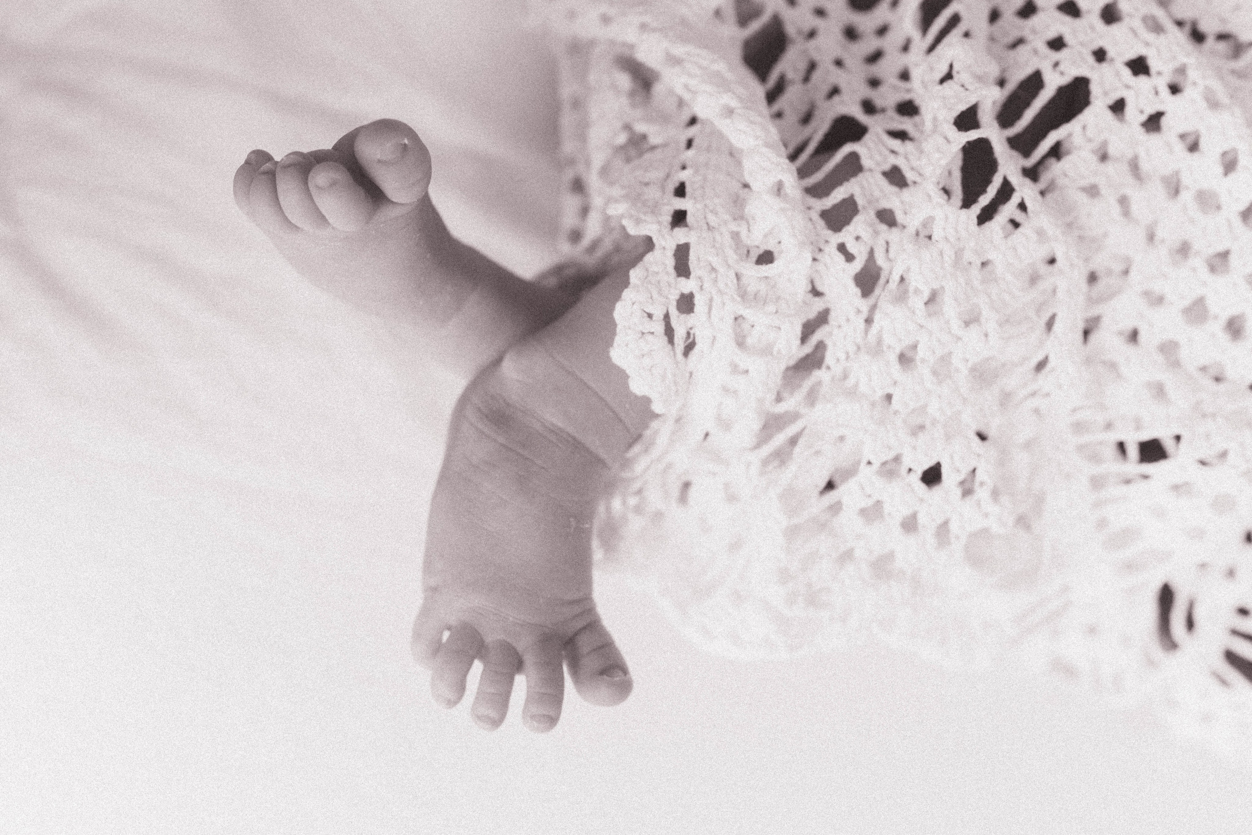 Inspira sesiune foto nou-nascut. Madalina Beda- Artist vizual, fotograf, doula la nastere, consultant babywearing Brasov si in toata tara