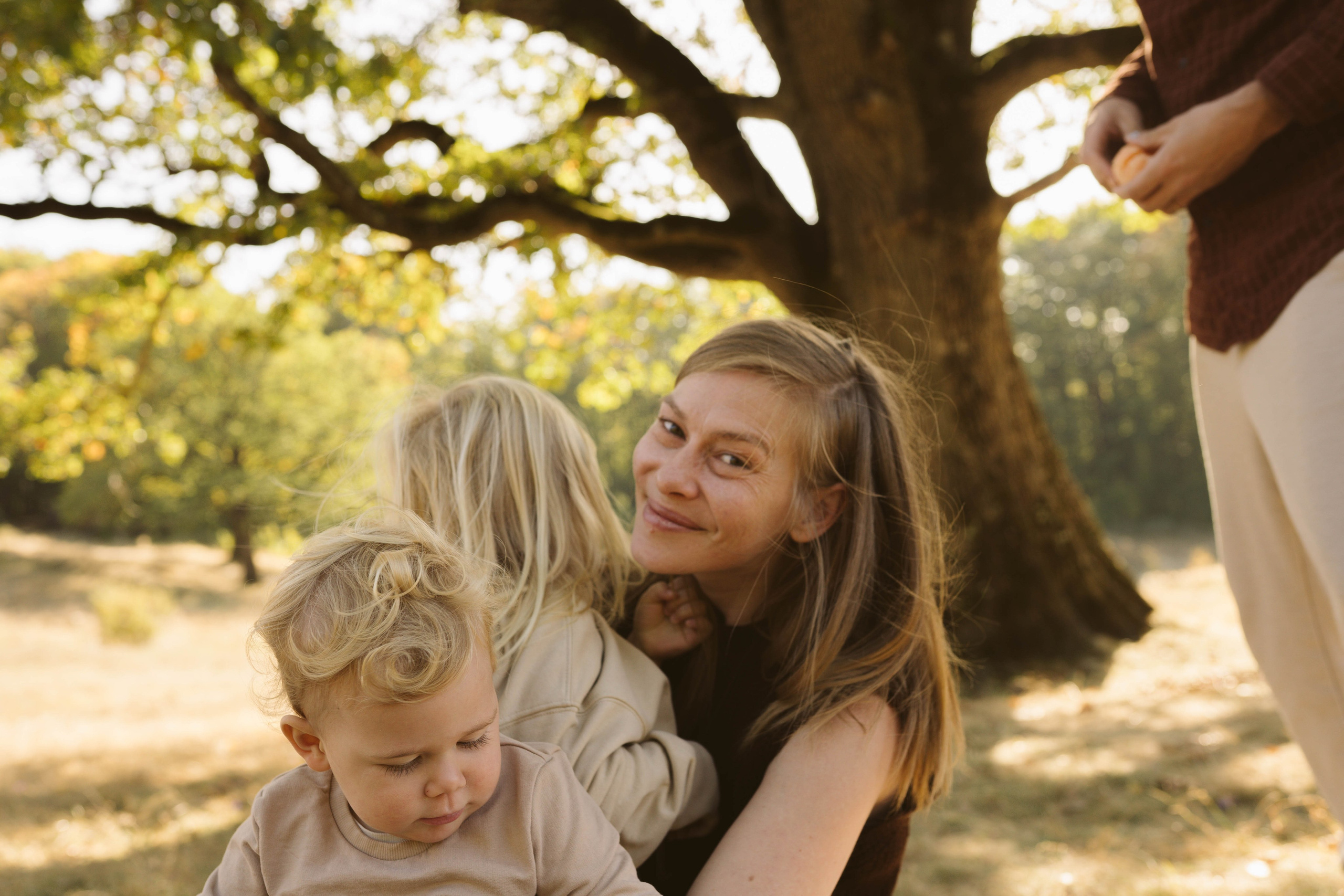 Poveste Toamna Colorata sesiune foto in natura toamna. Madalina Beda- Artist vizual, fotograf, doula la nastere, consultant babywearing Brasov si in toata tara