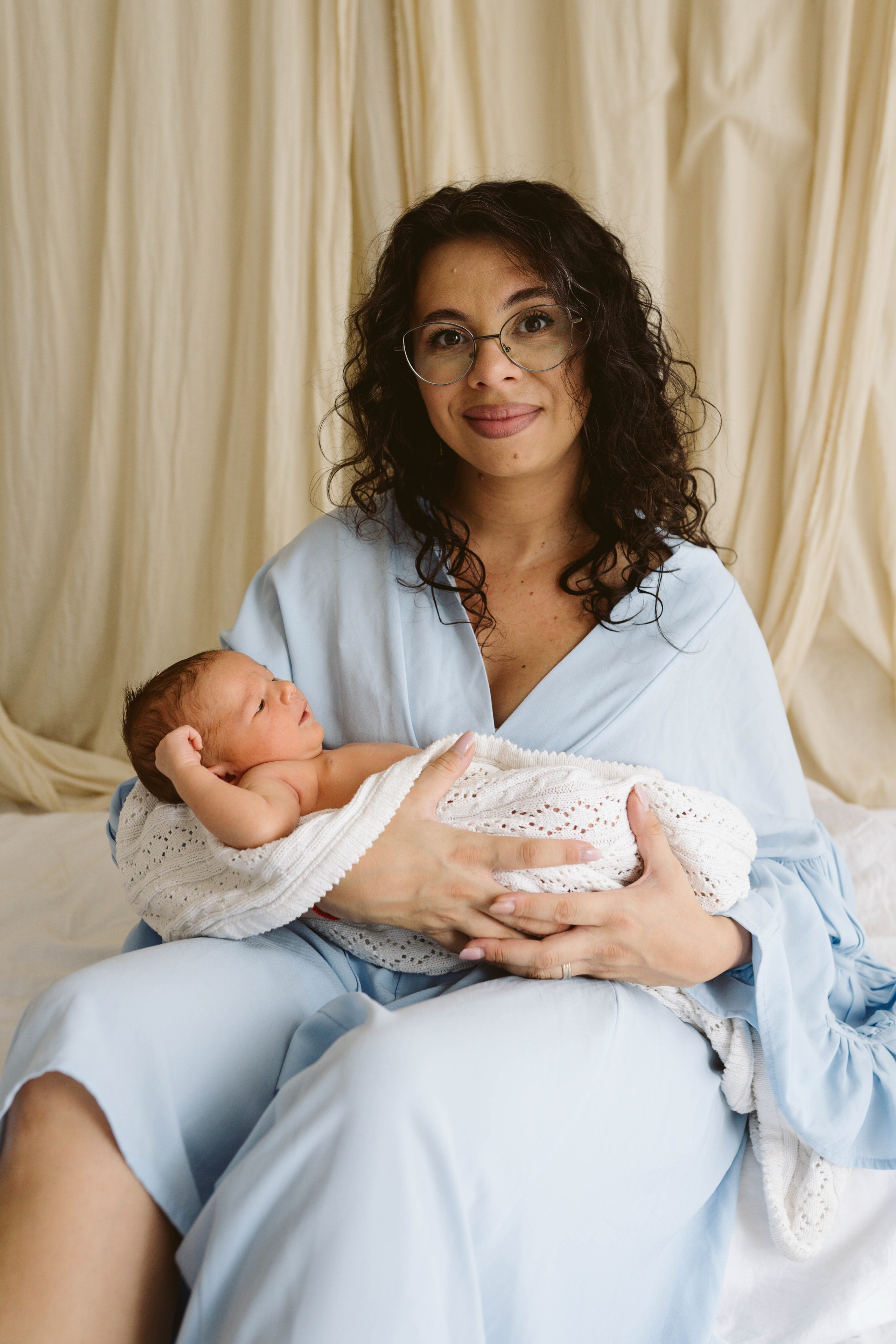 Inspira sesiune foto nou-nascut. Madalina Beda- Artist vizual, fotograf, doula la nastere, consultant babywearing Brasov si in toata tara