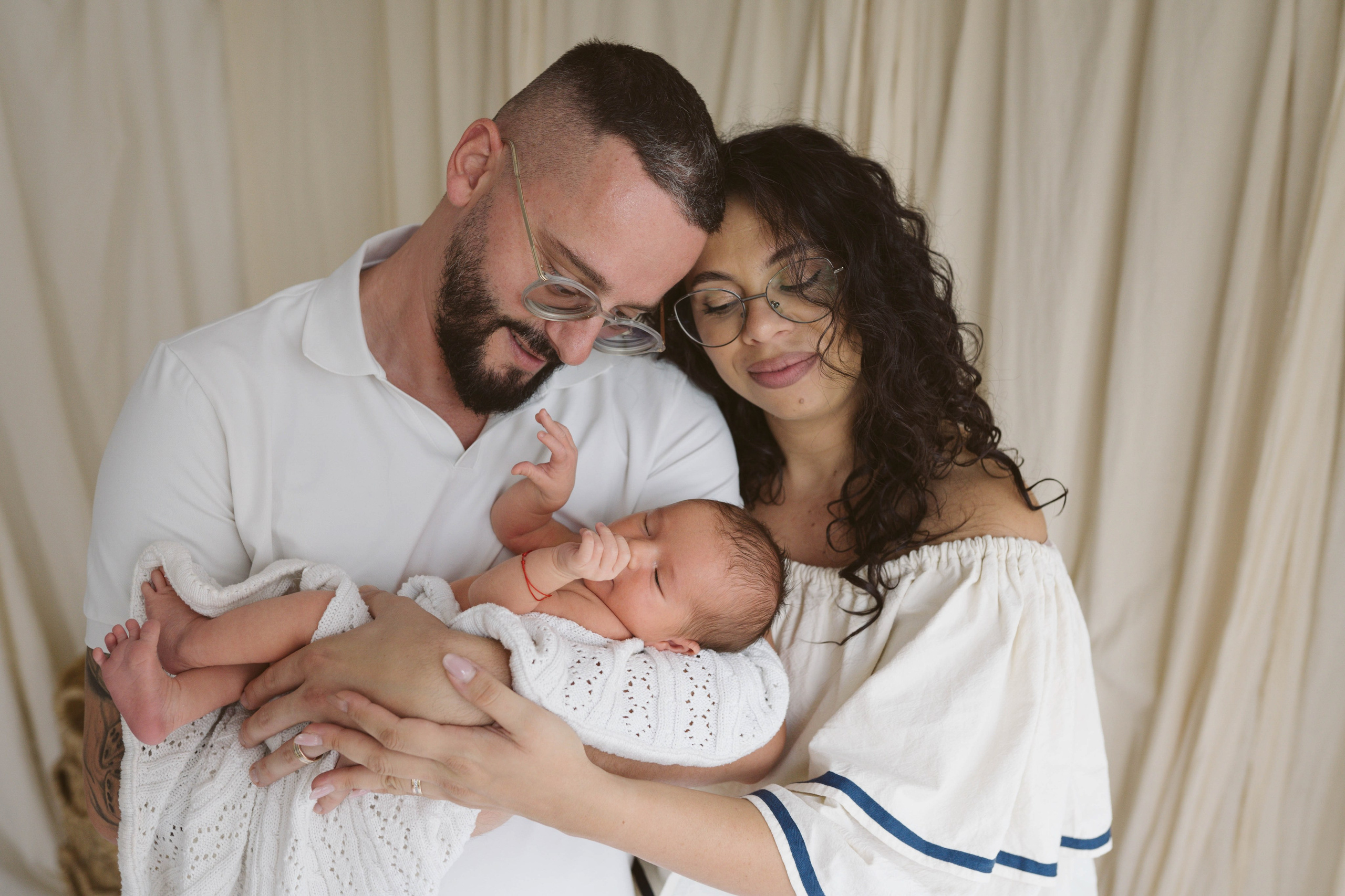 Inspira sesiune foto nou-nascut. Madalina Beda- Artist vizual, fotograf, doula la nastere, consultant babywearing Brasov si in toata tara
