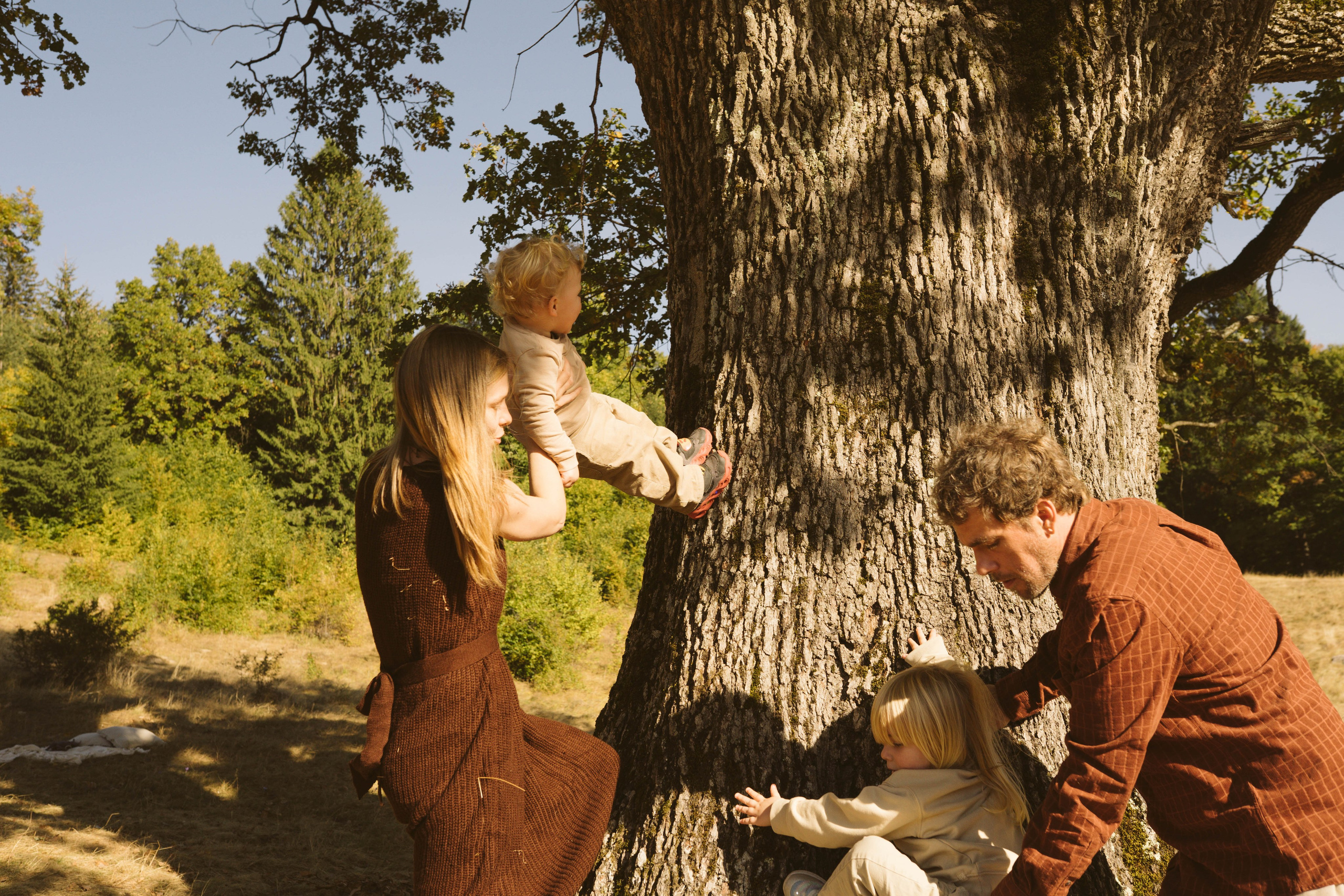 Poveste Toamna Colorata sesiune foto in natura toamna. Madalina Beda- Artist vizual, fotograf, doula la nastere, consultant babywearing Brasov si in toata tara