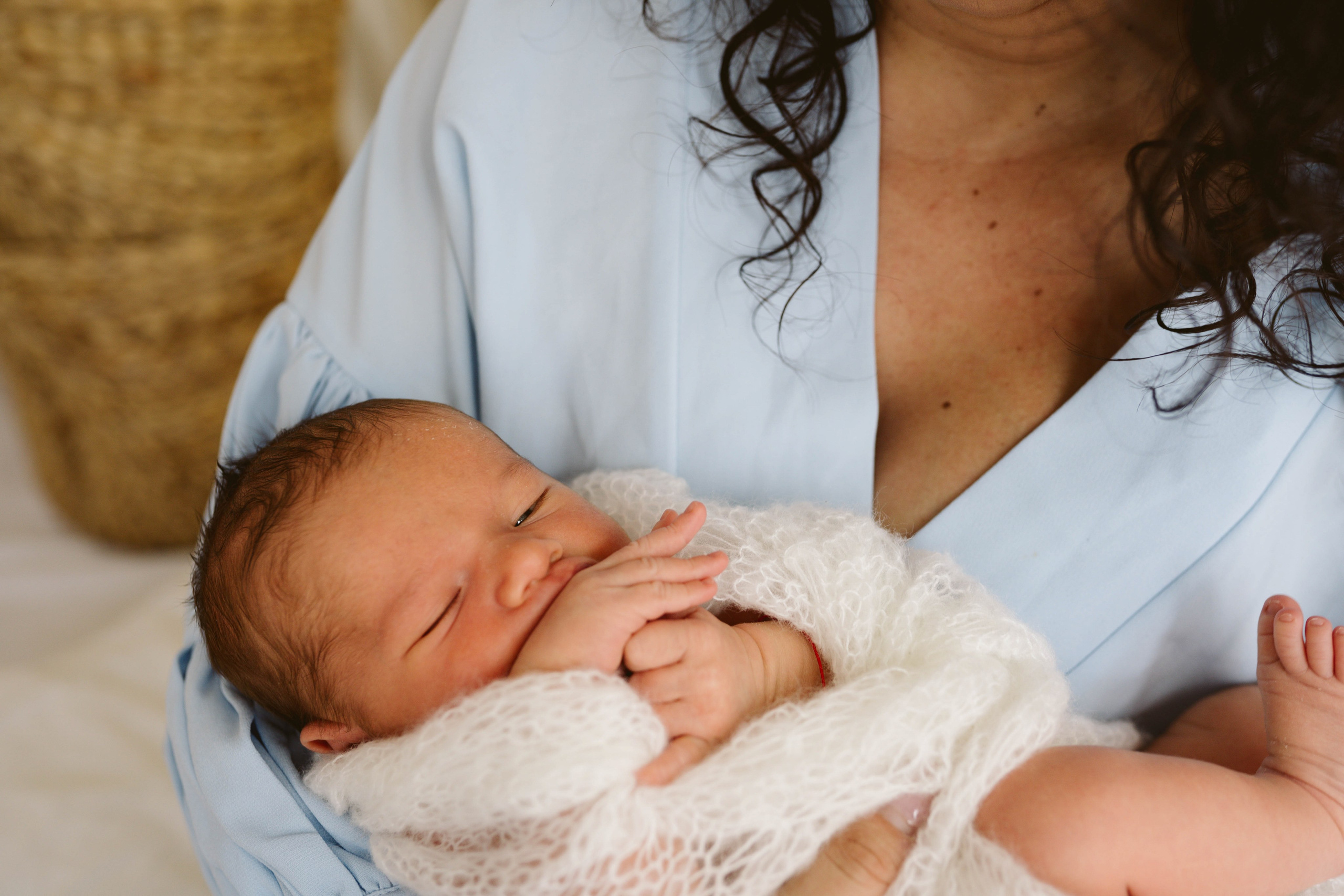 Inspira sesiune foto nou-nascut. Madalina Beda- Artist vizual, fotograf, doula la nastere, consultant babywearing Brasov si in toata tara