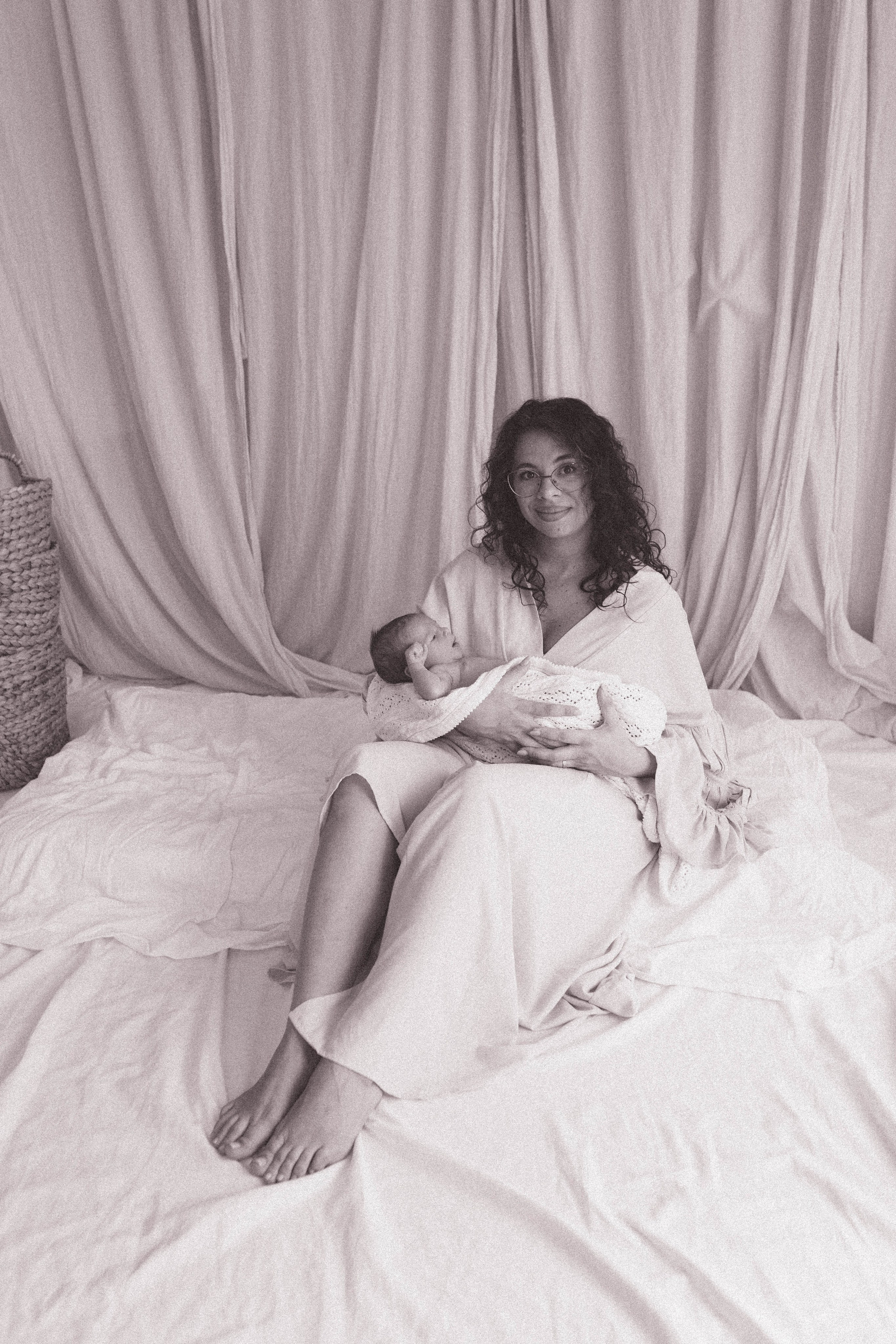 Inspira sesiune foto nou-nascut. Madalina Beda- Artist vizual, fotograf, doula la nastere, consultant babywearing Brasov si in toata tara