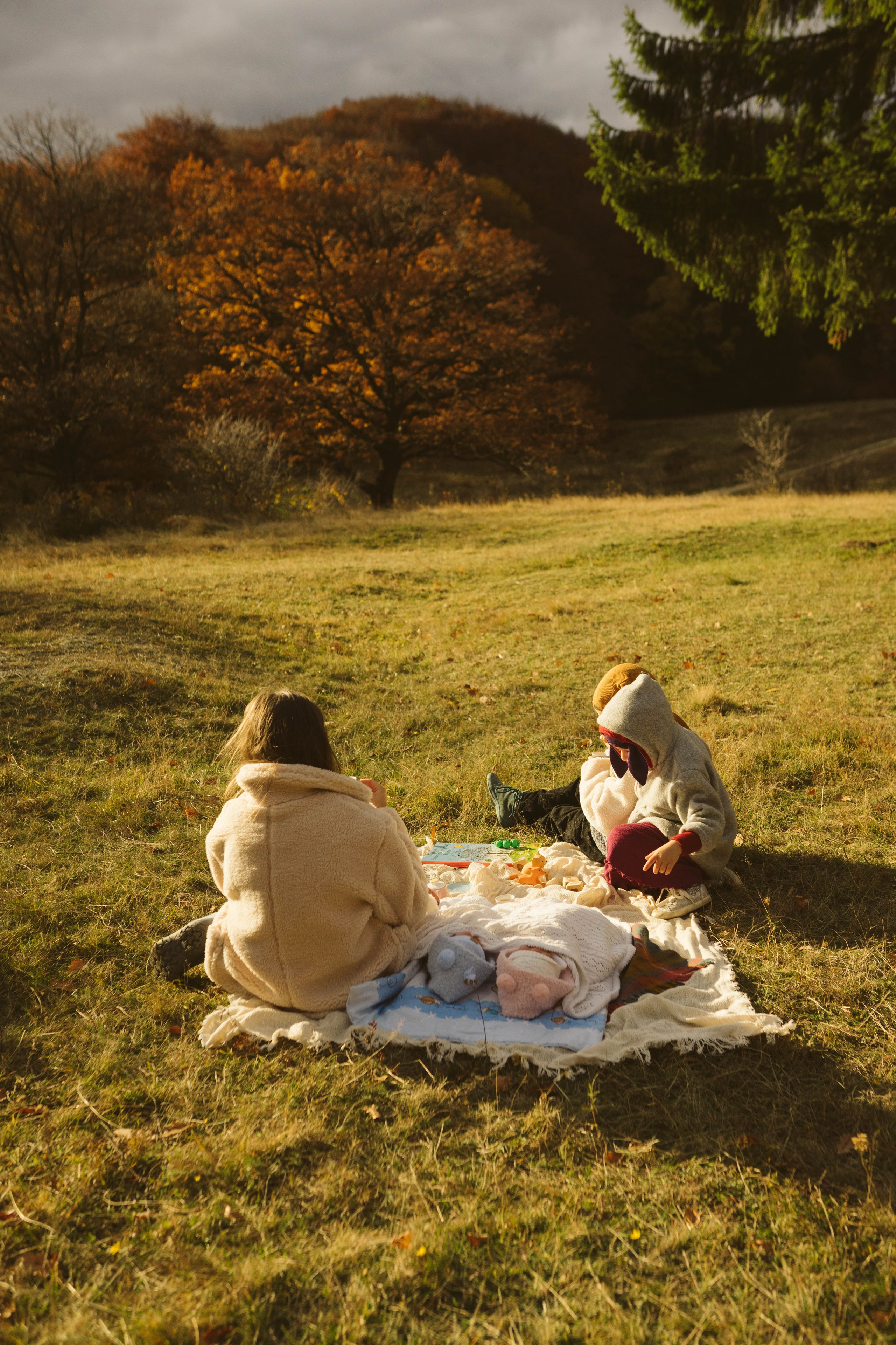 Poveste Toamna Colorata sesiune foto in natura toamna. Madalina Beda- Artist vizual, fotograf, doula la nastere, consultant babywearing Brasov si in toata tara