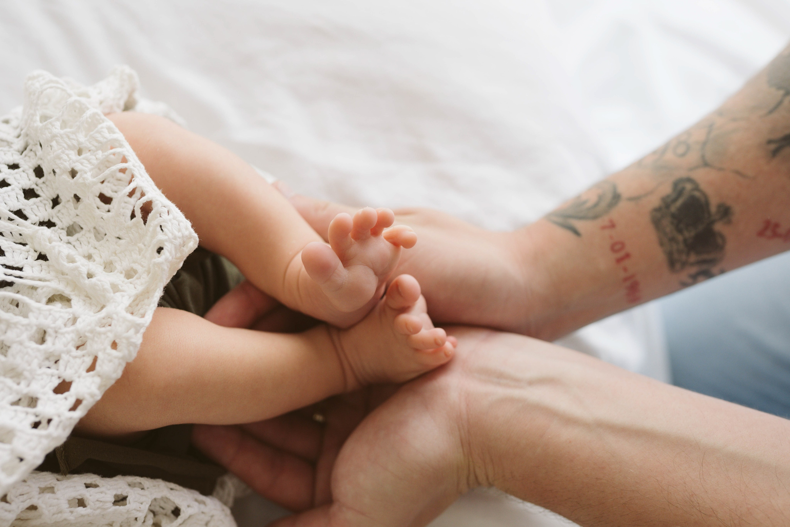 Inspira sesiune foto nou-nascut. Madalina Beda- Artist vizual, fotograf, doula la nastere, consultant babywearing Brasov si in toata tara