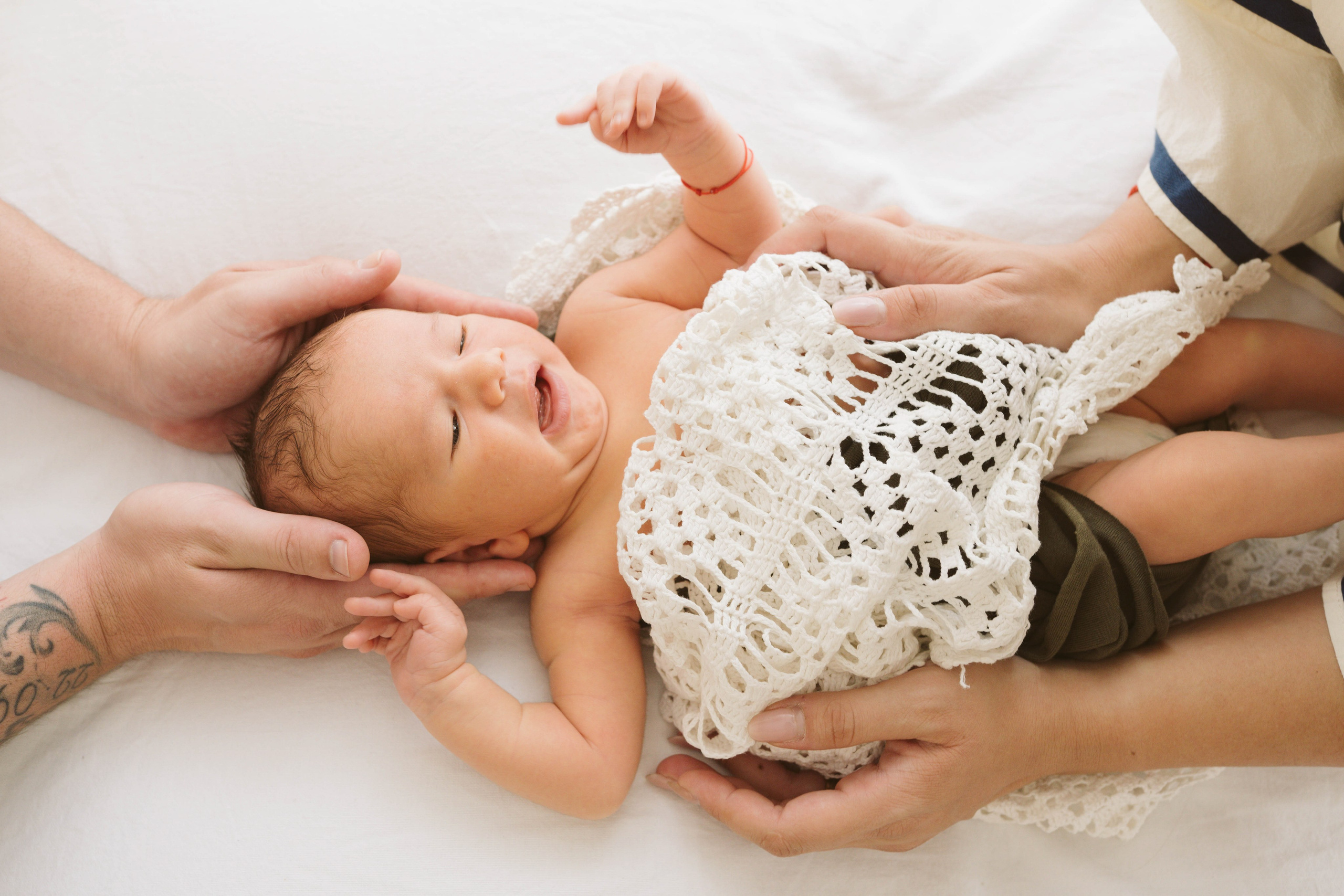 Inspira sesiune foto nou-nascut. Madalina Beda- Artist vizual, fotograf, doula la nastere, consultant babywearing Brasov si in toata tara
